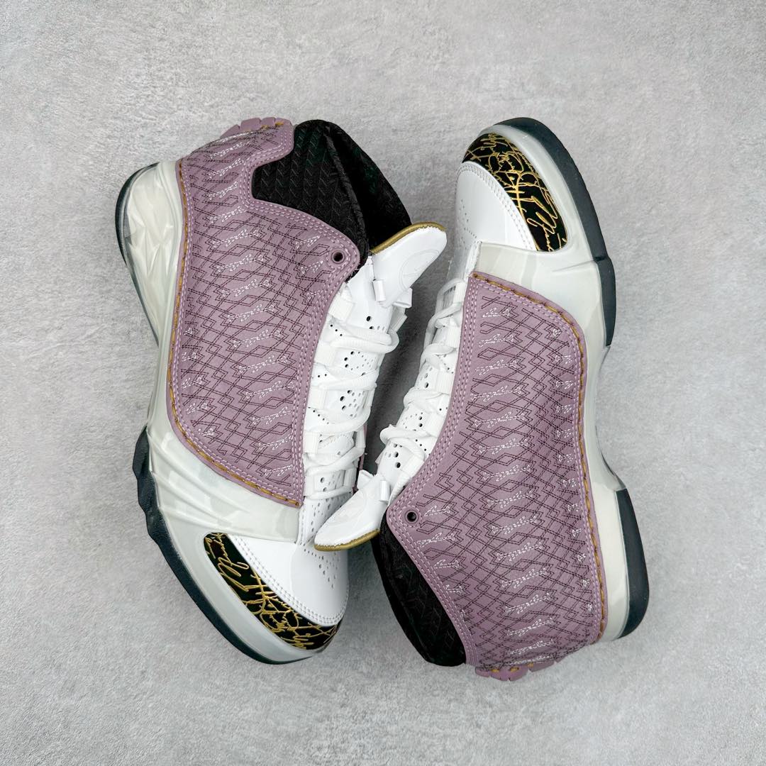 图片[3]-Air Jordan XX3 OG 迈克尔·乔丹高帮复古休闲文化运动篮球鞋 318376-102 原楦开发版型 采用厚实荔枝纹仿牛皮组合牛剖革鞋面材质 中底搭载仿塑纤中板缓震 缜密中底拉帮工艺 搭载一次压模成形 Phylon中底 外置高性能环抱式TPU组合防滑耐磨橡胶大底 AJ23在诞生以前被称为AJ系列最后一代以数字命名的球鞋 所以在设计上格外用心 体现出绅士的儒雅风格 鞋舌上带有雕花细节设计 大面积TPU稳定托盘 鞋面缝有三维走线 鞋头有MJ本人签名印字 Phylon中底 全掌Zoom Air缓震科技 外底纹路为MJ本人放大的指纹 尺码：40 40.5 41 42 42.5 43 44 44.5 45 46 47.5-选品中心