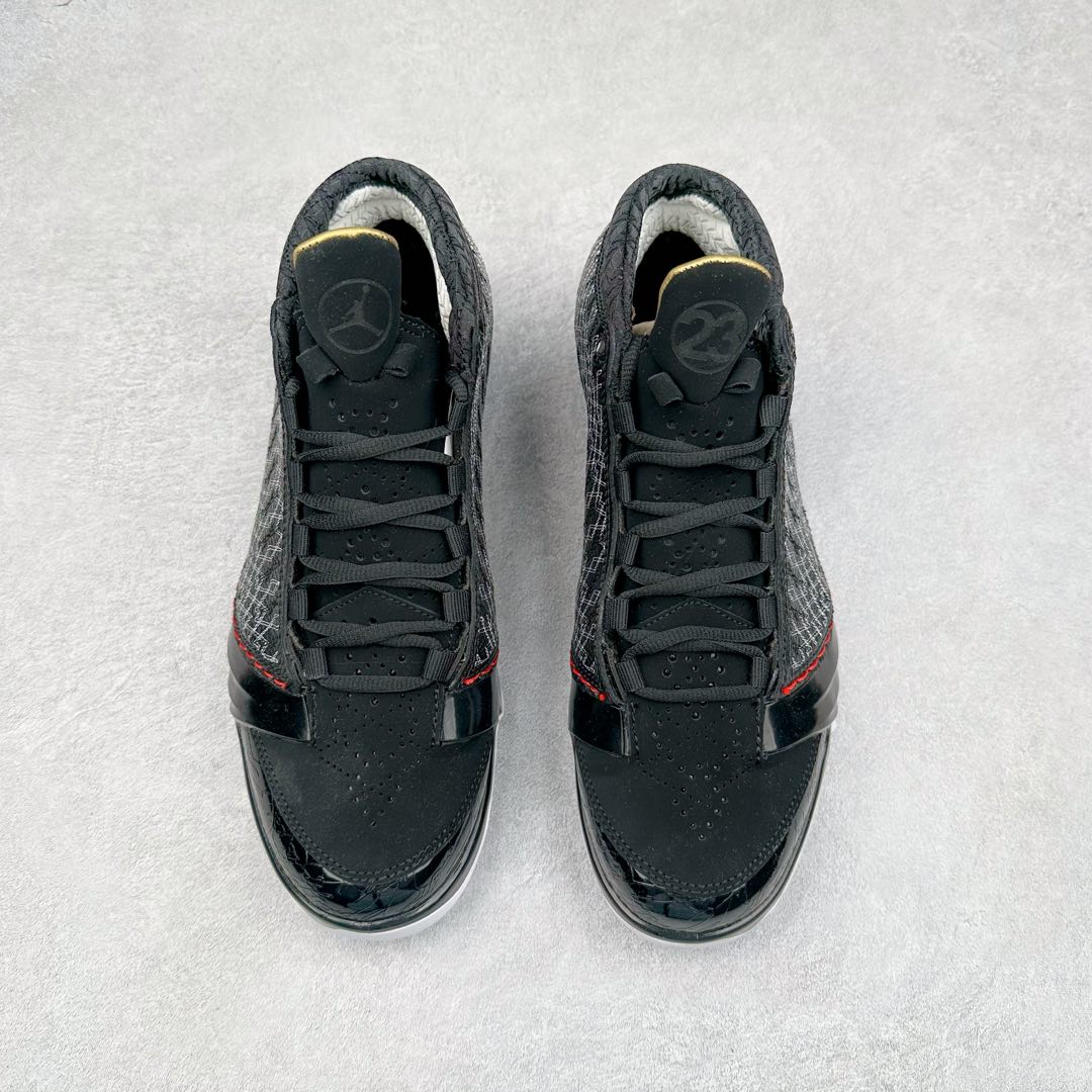 图片[2]-Air Jordan XX3 OG 迈克尔·乔丹高帮复古休闲文化运动篮球鞋 318376-001 原楦开发版型 采用厚实荔枝纹仿牛皮组合牛剖革鞋面材质 中底搭载仿塑纤中板缓震 缜密中底拉帮工艺 搭载一次压模成形 Phylon中底 外置高性能环抱式TPU组合防滑耐磨橡胶大底 AJ23在诞生以前被称为AJ系列最后一代以数字命名的球鞋 所以在设计上格外用心 体现出绅士的儒雅风格 鞋舌上带有雕花细节设计 大面积TPU稳定托盘 鞋面缝有三维走线 鞋头有MJ本人签名印字 Phylon中底 全掌Zoom Air缓震科技 外底纹路为MJ本人放大的指纹 尺码：40 40.5 41 42 42.5 43 44 44.5 45 46 47.5-选品中心