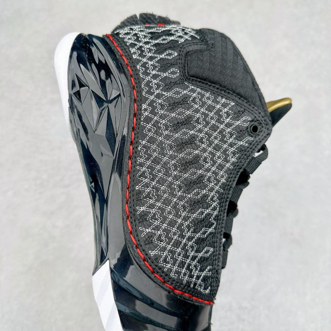 图片[6]-Air Jordan XX3 OG 迈克尔·乔丹高帮复古休闲文化运动篮球鞋 318376-001 原楦开发版型 采用厚实荔枝纹仿牛皮组合牛剖革鞋面材质 中底搭载仿塑纤中板缓震 缜密中底拉帮工艺 搭载一次压模成形 Phylon中底 外置高性能环抱式TPU组合防滑耐磨橡胶大底 AJ23在诞生以前被称为AJ系列最后一代以数字命名的球鞋 所以在设计上格外用心 体现出绅士的儒雅风格 鞋舌上带有雕花细节设计 大面积TPU稳定托盘 鞋面缝有三维走线 鞋头有MJ本人签名印字 Phylon中底 全掌Zoom Air缓震科技 外底纹路为MJ本人放大的指纹 尺码：40 40.5 41 42 42.5 43 44 44.5 45 46 47.5-选品中心