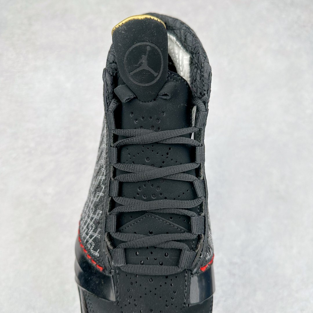 图片[5]-Air Jordan XX3 OG 迈克尔·乔丹高帮复古休闲文化运动篮球鞋 318376-001 原楦开发版型 采用厚实荔枝纹仿牛皮组合牛剖革鞋面材质 中底搭载仿塑纤中板缓震 缜密中底拉帮工艺 搭载一次压模成形 Phylon中底 外置高性能环抱式TPU组合防滑耐磨橡胶大底 AJ23在诞生以前被称为AJ系列最后一代以数字命名的球鞋 所以在设计上格外用心 体现出绅士的儒雅风格 鞋舌上带有雕花细节设计 大面积TPU稳定托盘 鞋面缝有三维走线 鞋头有MJ本人签名印字 Phylon中底 全掌Zoom Air缓震科技 外底纹路为MJ本人放大的指纹 尺码：40 40.5 41 42 42.5 43 44 44.5 45 46 47.5-选品中心