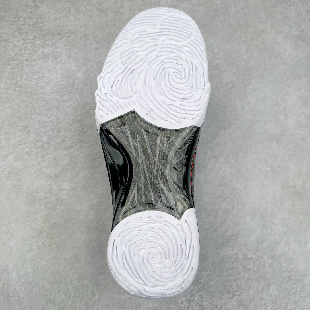 图片[9]-Air Jordan XX3 OG 迈克尔·乔丹高帮复古休闲文化运动篮球鞋 318376-001 原楦开发版型 采用厚实荔枝纹仿牛皮组合牛剖革鞋面材质 中底搭载仿塑纤中板缓震 缜密中底拉帮工艺 搭载一次压模成形 Phylon中底 外置高性能环抱式TPU组合防滑耐磨橡胶大底 AJ23在诞生以前被称为AJ系列最后一代以数字命名的球鞋 所以在设计上格外用心 体现出绅士的儒雅风格 鞋舌上带有雕花细节设计 大面积TPU稳定托盘 鞋面缝有三维走线 鞋头有MJ本人签名印字 Phylon中底 全掌Zoom Air缓震科技 外底纹路为MJ本人放大的指纹 尺码：40 40.5 41 42 42.5 43 44 44.5 45 46 47.5-选品中心