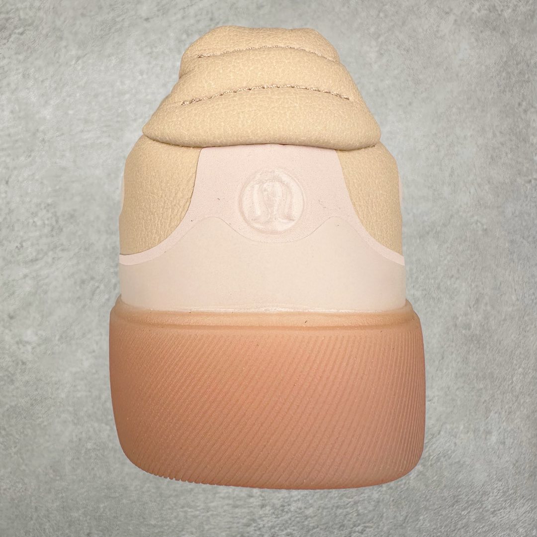 图片[8]-lululemon Cityverse 露露乐檬极简主义减震耐磨低帮生活休闲鞋 Cityverse将运动性能融入经典休闲鞋中，中底提供出色缓震，并贴合足部曲线，带来全天候的舒适感。鞋面采用两种材质拼接，且前半部分采用热熔压胶处理，无任何缝线，保留了鞋身整体性。模制泡沫的鞋垫带来上乘的脚感，在平日休闲穿着时不会磨脚，也能提供轻质软弹的效果。25年来，lululemon一直秉持“感受为先”的设计理念，并相信更好的感受带来更好的表现。此次男鞋的设计亦是如此。投入多年研究，针对男性在不同运动场景中的脚步形态设计了不同鞋履款式。同时，还进行了生物力学与形态学研究，为“他”带来更好的贴合度和感受。尺码：36 36.5 37.5 38 38.5 39 40 40.5 41 42 42.5 43 44 45-选品中心