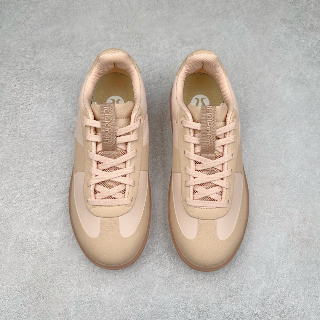 图片[2]-lululemon Cityverse 露露乐檬极简主义减震耐磨低帮生活休闲鞋 Cityverse将运动性能融入经典休闲鞋中，中底提供出色缓震，并贴合足部曲线，带来全天候的舒适感。鞋面采用两种材质拼接，且前半部分采用热熔压胶处理，无任何缝线，保留了鞋身整体性。模制泡沫的鞋垫带来上乘的脚感，在平日休闲穿着时不会磨脚，也能提供轻质软弹的效果。25年来，lululemon一直秉持“感受为先”的设计理念，并相信更好的感受带来更好的表现。此次男鞋的设计亦是如此。投入多年研究，针对男性在不同运动场景中的脚步形态设计了不同鞋履款式。同时，还进行了生物力学与形态学研究，为“他”带来更好的贴合度和感受。尺码：36 36.5 37.5 38 38.5 39 40 40.5 41 42 42.5 43 44 45-选品中心