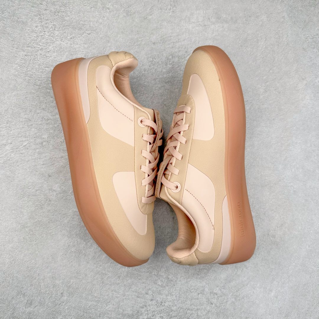 图片[3]-lululemon Cityverse 露露乐檬极简主义减震耐磨低帮生活休闲鞋 Cityverse将运动性能融入经典休闲鞋中，中底提供出色缓震，并贴合足部曲线，带来全天候的舒适感。鞋面采用两种材质拼接，且前半部分采用热熔压胶处理，无任何缝线，保留了鞋身整体性。模制泡沫的鞋垫带来上乘的脚感，在平日休闲穿着时不会磨脚，也能提供轻质软弹的效果。25年来，lululemon一直秉持“感受为先”的设计理念，并相信更好的感受带来更好的表现。此次男鞋的设计亦是如此。投入多年研究，针对男性在不同运动场景中的脚步形态设计了不同鞋履款式。同时，还进行了生物力学与形态学研究，为“他”带来更好的贴合度和感受。尺码：36 36.5 37.5 38 38.5 39 40 40.5 41 42 42.5 43 44 45-选品中心