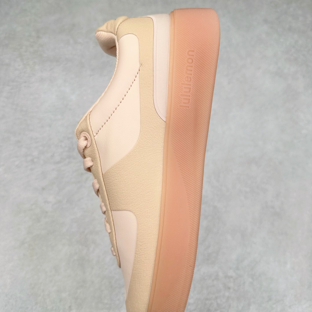 图片[7]-lululemon Cityverse 露露乐檬极简主义减震耐磨低帮生活休闲鞋 Cityverse将运动性能融入经典休闲鞋中，中底提供出色缓震，并贴合足部曲线，带来全天候的舒适感。鞋面采用两种材质拼接，且前半部分采用热熔压胶处理，无任何缝线，保留了鞋身整体性。模制泡沫的鞋垫带来上乘的脚感，在平日休闲穿着时不会磨脚，也能提供轻质软弹的效果。25年来，lululemon一直秉持“感受为先”的设计理念，并相信更好的感受带来更好的表现。此次男鞋的设计亦是如此。投入多年研究，针对男性在不同运动场景中的脚步形态设计了不同鞋履款式。同时，还进行了生物力学与形态学研究，为“他”带来更好的贴合度和感受。尺码：36 36.5 37.5 38 38.5 39 40 40.5 41 42 42.5 43 44 45-选品中心