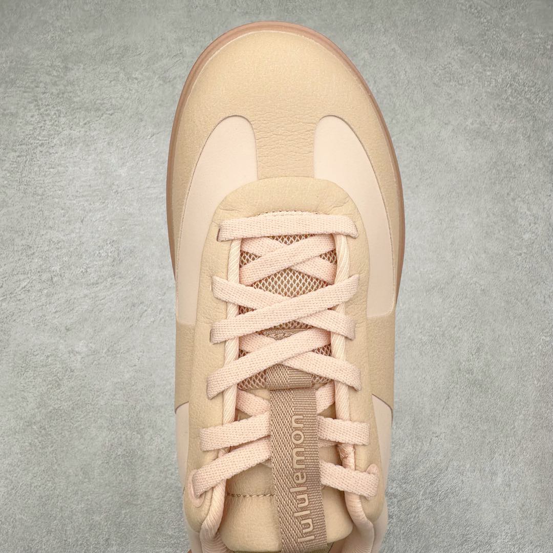 图片[4]-lululemon Cityverse 露露乐檬极简主义减震耐磨低帮生活休闲鞋 Cityverse将运动性能融入经典休闲鞋中，中底提供出色缓震，并贴合足部曲线，带来全天候的舒适感。鞋面采用两种材质拼接，且前半部分采用热熔压胶处理，无任何缝线，保留了鞋身整体性。模制泡沫的鞋垫带来上乘的脚感，在平日休闲穿着时不会磨脚，也能提供轻质软弹的效果。25年来，lululemon一直秉持“感受为先”的设计理念，并相信更好的感受带来更好的表现。此次男鞋的设计亦是如此。投入多年研究，针对男性在不同运动场景中的脚步形态设计了不同鞋履款式。同时，还进行了生物力学与形态学研究，为“他”带来更好的贴合度和感受。尺码：36 36.5 37.5 38 38.5 39 40 40.5 41 42 42.5 43 44 45-选品中心