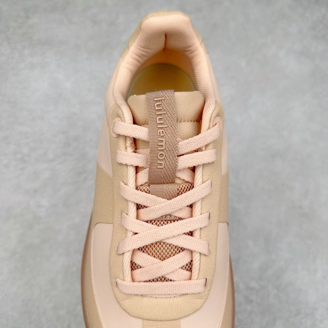 图片[5]-lululemon Cityverse 露露乐檬极简主义减震耐磨低帮生活休闲鞋 Cityverse将运动性能融入经典休闲鞋中，中底提供出色缓震，并贴合足部曲线，带来全天候的舒适感。鞋面采用两种材质拼接，且前半部分采用热熔压胶处理，无任何缝线，保留了鞋身整体性。模制泡沫的鞋垫带来上乘的脚感，在平日休闲穿着时不会磨脚，也能提供轻质软弹的效果。25年来，lululemon一直秉持“感受为先”的设计理念，并相信更好的感受带来更好的表现。此次男鞋的设计亦是如此。投入多年研究，针对男性在不同运动场景中的脚步形态设计了不同鞋履款式。同时，还进行了生物力学与形态学研究，为“他”带来更好的贴合度和感受。尺码：36 36.5 37.5 38 38.5 39 40 40.5 41 42 42.5 43 44 45-选品中心