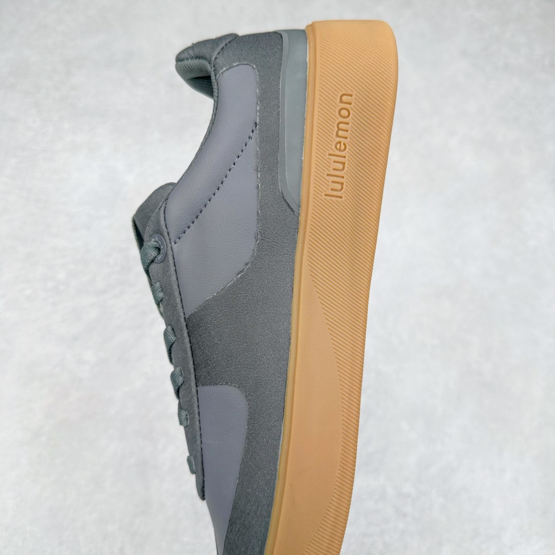 图片[7]-lululemon Cityverse 露露乐檬极简主义减震耐磨低帮生活休闲鞋 Cityverse将运动性能融入经典休闲鞋中，中底提供出色缓震，并贴合足部曲线，带来全天候的舒适感。鞋面采用两种材质拼接，且前半部分采用热熔压胶处理，无任何缝线，保留了鞋身整体性。模制泡沫的鞋垫带来上乘的脚感，在平日休闲穿着时不会磨脚，也能提供轻质软弹的效果。25年来，lululemon一直秉持“感受为先”的设计理念，并相信更好的感受带来更好的表现。此次男鞋的设计亦是如此。投入多年研究，针对男性在不同运动场景中的脚步形态设计了不同鞋履款式。同时，还进行了生物力学与形态学研究，为“他”带来更好的贴合度和感受。尺码：36 36.5 37.5 38 38.5 39 40 40.5 41 42 42.5 43 44 45-选品中心