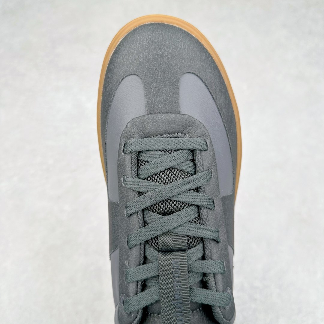 图片[4]-lululemon Cityverse 露露乐檬极简主义减震耐磨低帮生活休闲鞋 Cityverse将运动性能融入经典休闲鞋中，中底提供出色缓震，并贴合足部曲线，带来全天候的舒适感。鞋面采用两种材质拼接，且前半部分采用热熔压胶处理，无任何缝线，保留了鞋身整体性。模制泡沫的鞋垫带来上乘的脚感，在平日休闲穿着时不会磨脚，也能提供轻质软弹的效果。25年来，lululemon一直秉持“感受为先”的设计理念，并相信更好的感受带来更好的表现。此次男鞋的设计亦是如此。投入多年研究，针对男性在不同运动场景中的脚步形态设计了不同鞋履款式。同时，还进行了生物力学与形态学研究，为“他”带来更好的贴合度和感受。尺码：36 36.5 37.5 38 38.5 39 40 40.5 41 42 42.5 43 44 45-选品中心