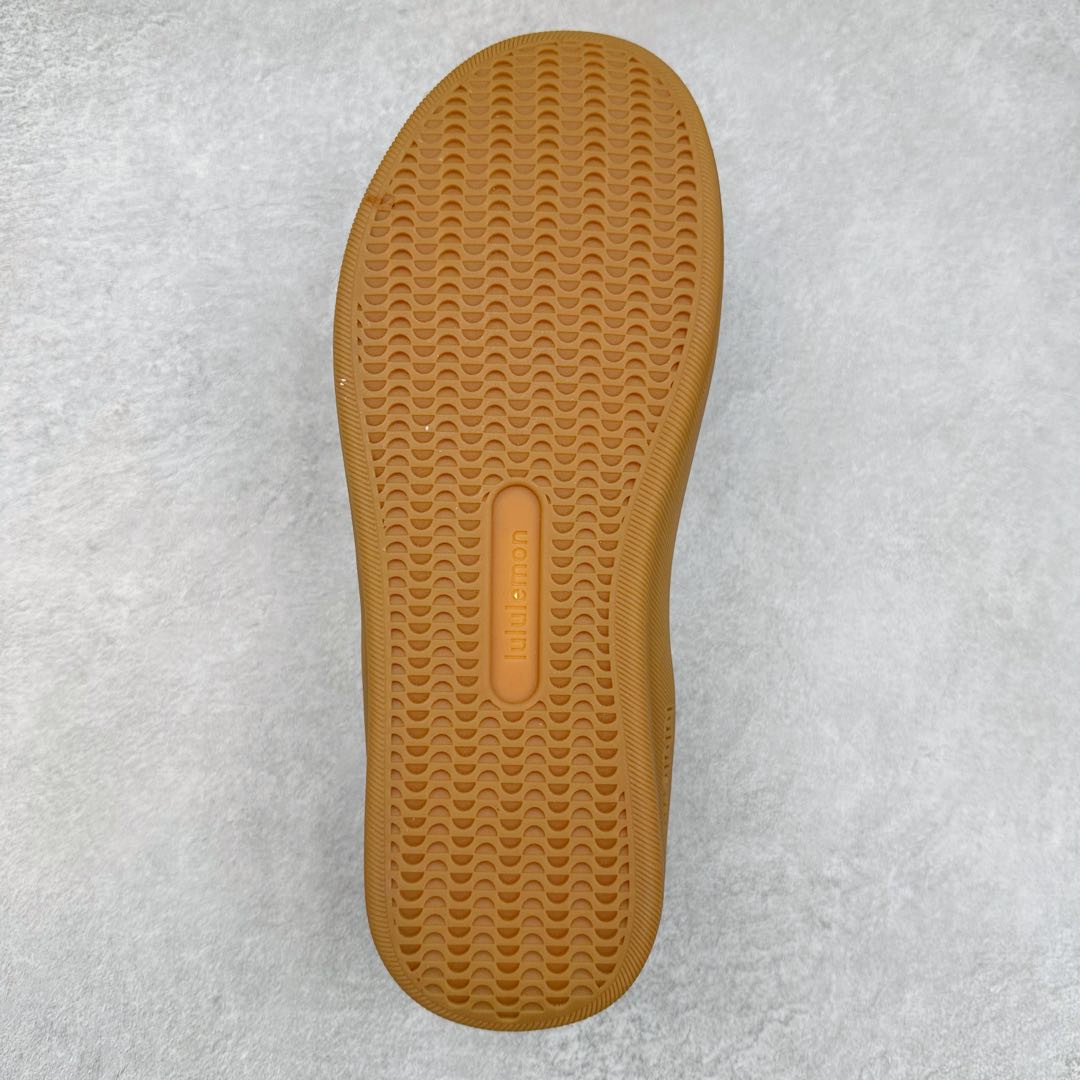 图片[9]-lululemon Cityverse 露露乐檬极简主义减震耐磨低帮生活休闲鞋 Cityverse将运动性能融入经典休闲鞋中，中底提供出色缓震，并贴合足部曲线，带来全天候的舒适感。鞋面采用两种材质拼接，且前半部分采用热熔压胶处理，无任何缝线，保留了鞋身整体性。模制泡沫的鞋垫带来上乘的脚感，在平日休闲穿着时不会磨脚，也能提供轻质软弹的效果。25年来，lululemon一直秉持“感受为先”的设计理念，并相信更好的感受带来更好的表现。此次男鞋的设计亦是如此。投入多年研究，针对男性在不同运动场景中的脚步形态设计了不同鞋履款式。同时，还进行了生物力学与形态学研究，为“他”带来更好的贴合度和感受。尺码：36 36.5 37.5 38 38.5 39 40 40.5 41 42 42.5 43 44 45-选品中心