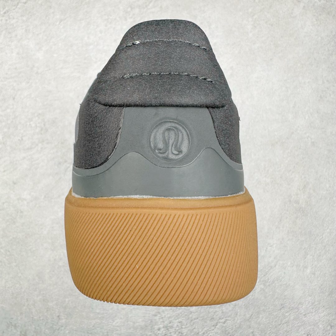 图片[8]-lululemon Cityverse 露露乐檬极简主义减震耐磨低帮生活休闲鞋 Cityverse将运动性能融入经典休闲鞋中，中底提供出色缓震，并贴合足部曲线，带来全天候的舒适感。鞋面采用两种材质拼接，且前半部分采用热熔压胶处理，无任何缝线，保留了鞋身整体性。模制泡沫的鞋垫带来上乘的脚感，在平日休闲穿着时不会磨脚，也能提供轻质软弹的效果。25年来，lululemon一直秉持“感受为先”的设计理念，并相信更好的感受带来更好的表现。此次男鞋的设计亦是如此。投入多年研究，针对男性在不同运动场景中的脚步形态设计了不同鞋履款式。同时，还进行了生物力学与形态学研究，为“他”带来更好的贴合度和感受。尺码：36 36.5 37.5 38 38.5 39 40 40.5 41 42 42.5 43 44 45-选品中心