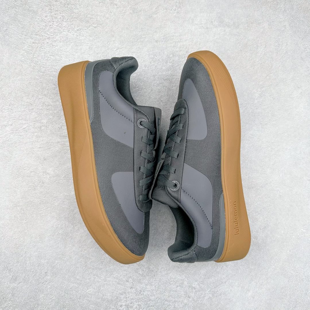 图片[3]-lululemon Cityverse 露露乐檬极简主义减震耐磨低帮生活休闲鞋 Cityverse将运动性能融入经典休闲鞋中，中底提供出色缓震，并贴合足部曲线，带来全天候的舒适感。鞋面采用两种材质拼接，且前半部分采用热熔压胶处理，无任何缝线，保留了鞋身整体性。模制泡沫的鞋垫带来上乘的脚感，在平日休闲穿着时不会磨脚，也能提供轻质软弹的效果。25年来，lululemon一直秉持“感受为先”的设计理念，并相信更好的感受带来更好的表现。此次男鞋的设计亦是如此。投入多年研究，针对男性在不同运动场景中的脚步形态设计了不同鞋履款式。同时，还进行了生物力学与形态学研究，为“他”带来更好的贴合度和感受。尺码：36 36.5 37.5 38 38.5 39 40 40.5 41 42 42.5 43 44 45-选品中心