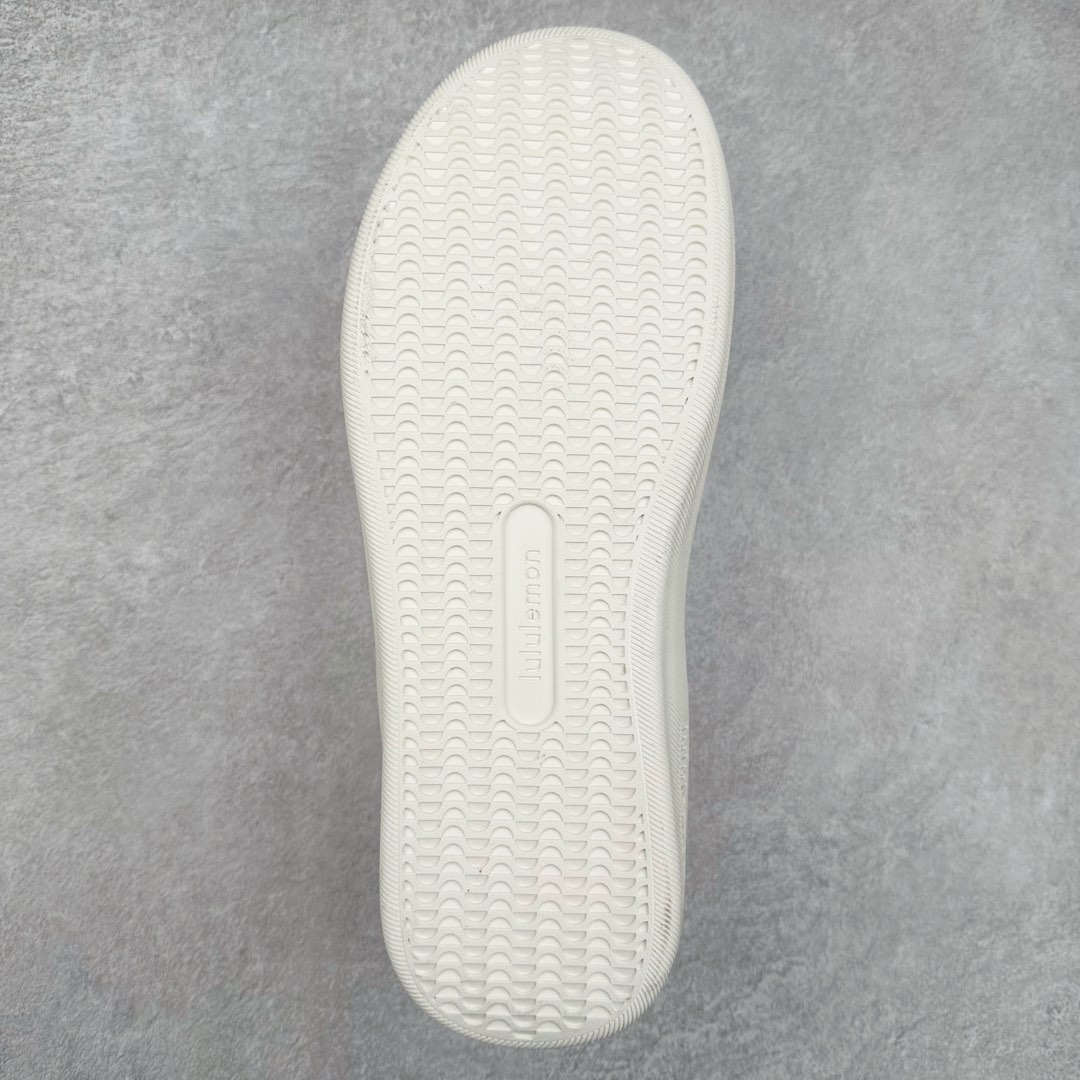 图片[9]-lululemon Cityverse 露露乐檬极简主义减震耐磨低帮生活休闲鞋 Cityverse将运动性能融入经典休闲鞋中，中底提供出色缓震，并贴合足部曲线，带来全天候的舒适感。鞋面采用两种材质拼接，且前半部分采用热熔压胶处理，无任何缝线，保留了鞋身整体性。模制泡沫的鞋垫带来上乘的脚感，在平日休闲穿着时不会磨脚，也能提供轻质软弹的效果。25年来，lululemon一直秉持“感受为先”的设计理念，并相信更好的感受带来更好的表现。此次男鞋的设计亦是如此。投入多年研究，针对男性在不同运动场景中的脚步形态设计了不同鞋履款式。同时，还进行了生物力学与形态学研究，为“他”带来更好的贴合度和感受。尺码：36 36.5 37.5 38 38.5 39 40 40.5 41 42 42.5 43 44 45-选品中心