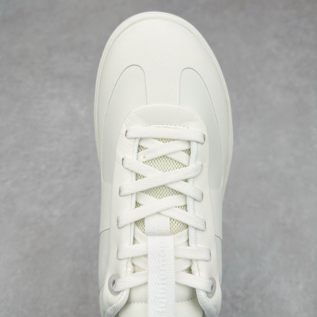 图片[4]-lululemon Cityverse 露露乐檬极简主义减震耐磨低帮生活休闲鞋 Cityverse将运动性能融入经典休闲鞋中，中底提供出色缓震，并贴合足部曲线，带来全天候的舒适感。鞋面采用两种材质拼接，且前半部分采用热熔压胶处理，无任何缝线，保留了鞋身整体性。模制泡沫的鞋垫带来上乘的脚感，在平日休闲穿着时不会磨脚，也能提供轻质软弹的效果。25年来，lululemon一直秉持“感受为先”的设计理念，并相信更好的感受带来更好的表现。此次男鞋的设计亦是如此。投入多年研究，针对男性在不同运动场景中的脚步形态设计了不同鞋履款式。同时，还进行了生物力学与形态学研究，为“他”带来更好的贴合度和感受。尺码：36 36.5 37.5 38 38.5 39 40 40.5 41 42 42.5 43 44 45-选品中心