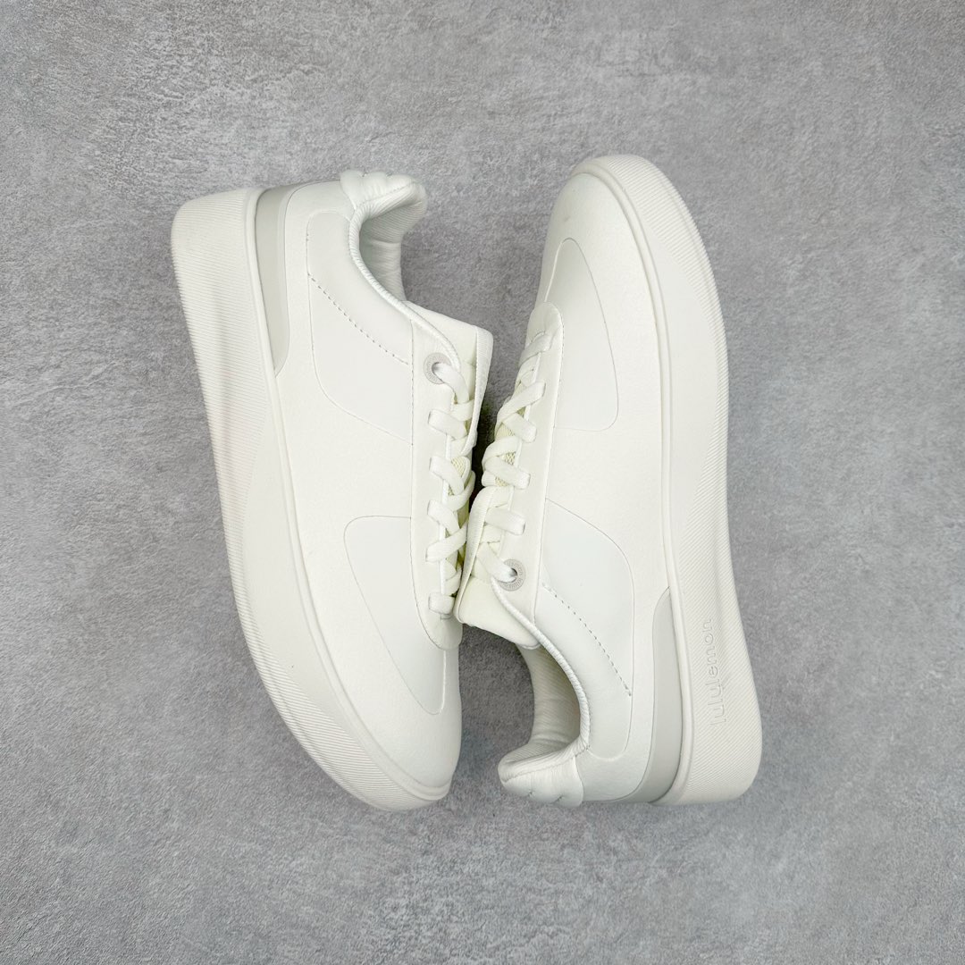 图片[3]-lululemon Cityverse 露露乐檬极简主义减震耐磨低帮生活休闲鞋 Cityverse将运动性能融入经典休闲鞋中，中底提供出色缓震，并贴合足部曲线，带来全天候的舒适感。鞋面采用两种材质拼接，且前半部分采用热熔压胶处理，无任何缝线，保留了鞋身整体性。模制泡沫的鞋垫带来上乘的脚感，在平日休闲穿着时不会磨脚，也能提供轻质软弹的效果。25年来，lululemon一直秉持“感受为先”的设计理念，并相信更好的感受带来更好的表现。此次男鞋的设计亦是如此。投入多年研究，针对男性在不同运动场景中的脚步形态设计了不同鞋履款式。同时，还进行了生物力学与形态学研究，为“他”带来更好的贴合度和感受。尺码：36 36.5 37.5 38 38.5 39 40 40.5 41 42 42.5 43 44 45-选品中心