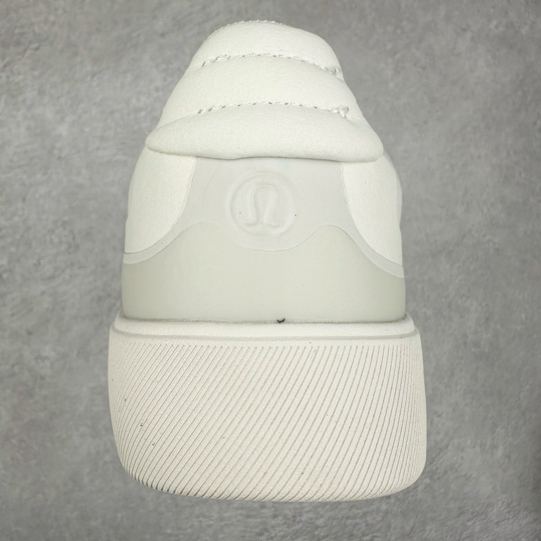 图片[8]-lululemon Cityverse 露露乐檬极简主义减震耐磨低帮生活休闲鞋 Cityverse将运动性能融入经典休闲鞋中，中底提供出色缓震，并贴合足部曲线，带来全天候的舒适感。鞋面采用两种材质拼接，且前半部分采用热熔压胶处理，无任何缝线，保留了鞋身整体性。模制泡沫的鞋垫带来上乘的脚感，在平日休闲穿着时不会磨脚，也能提供轻质软弹的效果。25年来，lululemon一直秉持“感受为先”的设计理念，并相信更好的感受带来更好的表现。此次男鞋的设计亦是如此。投入多年研究，针对男性在不同运动场景中的脚步形态设计了不同鞋履款式。同时，还进行了生物力学与形态学研究，为“他”带来更好的贴合度和感受。尺码：36 36.5 37.5 38 38.5 39 40 40.5 41 42 42.5 43 44 45-选品中心