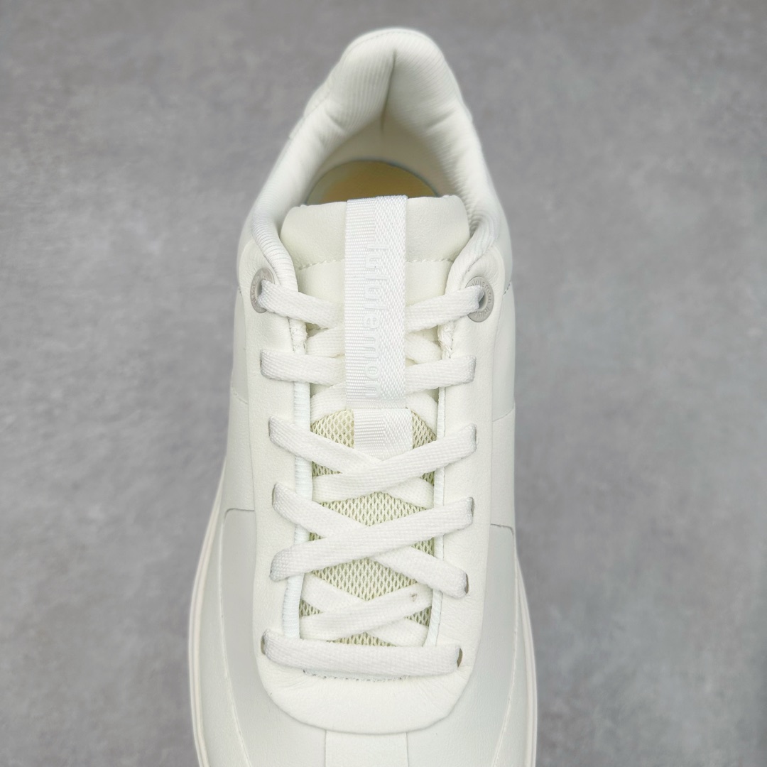图片[5]-lululemon Cityverse 露露乐檬极简主义减震耐磨低帮生活休闲鞋 Cityverse将运动性能融入经典休闲鞋中，中底提供出色缓震，并贴合足部曲线，带来全天候的舒适感。鞋面采用两种材质拼接，且前半部分采用热熔压胶处理，无任何缝线，保留了鞋身整体性。模制泡沫的鞋垫带来上乘的脚感，在平日休闲穿着时不会磨脚，也能提供轻质软弹的效果。25年来，lululemon一直秉持“感受为先”的设计理念，并相信更好的感受带来更好的表现。此次男鞋的设计亦是如此。投入多年研究，针对男性在不同运动场景中的脚步形态设计了不同鞋履款式。同时，还进行了生物力学与形态学研究，为“他”带来更好的贴合度和感受。尺码：36 36.5 37.5 38 38.5 39 40 40.5 41 42 42.5 43 44 45-选品中心