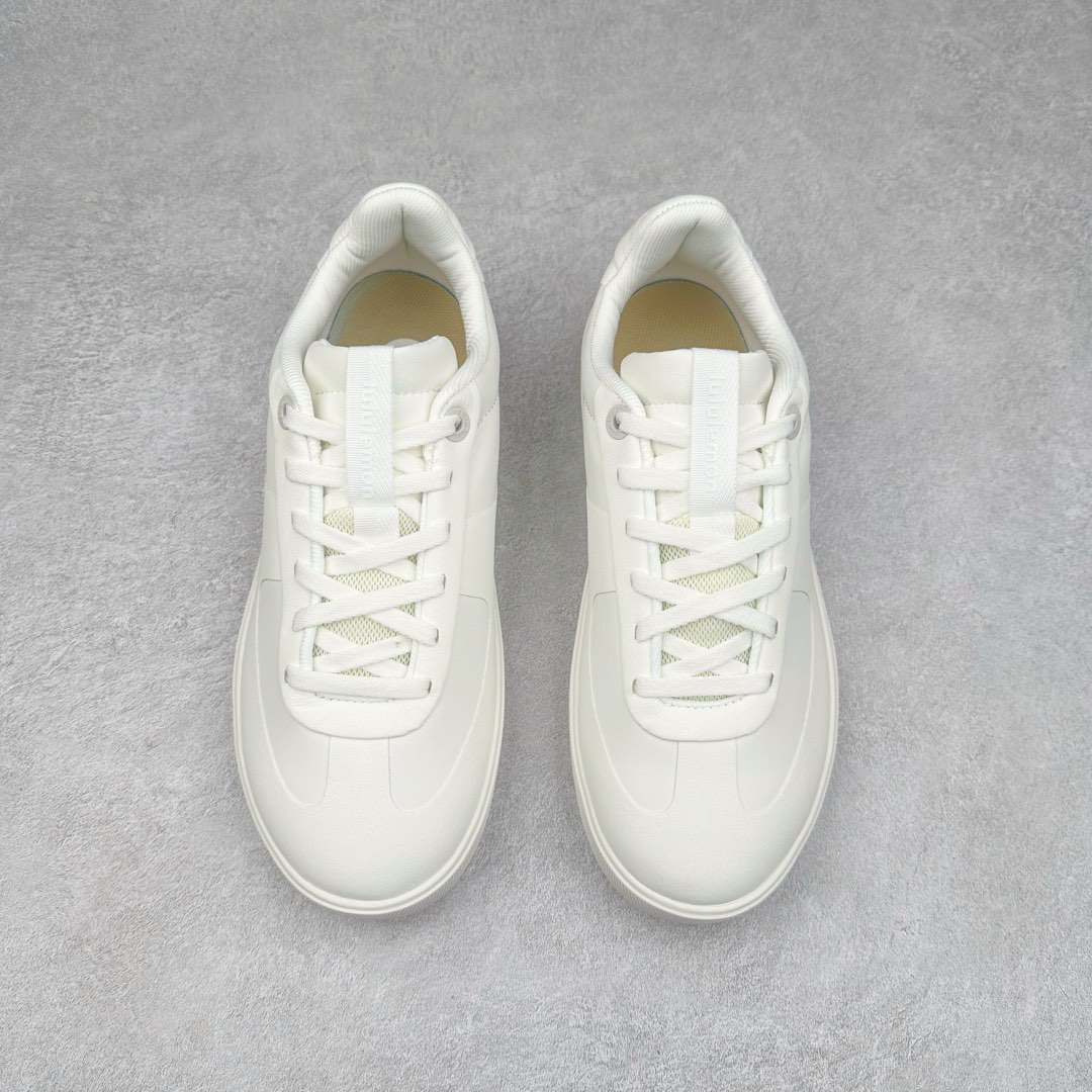 图片[2]-lululemon Cityverse 露露乐檬极简主义减震耐磨低帮生活休闲鞋 Cityverse将运动性能融入经典休闲鞋中，中底提供出色缓震，并贴合足部曲线，带来全天候的舒适感。鞋面采用两种材质拼接，且前半部分采用热熔压胶处理，无任何缝线，保留了鞋身整体性。模制泡沫的鞋垫带来上乘的脚感，在平日休闲穿着时不会磨脚，也能提供轻质软弹的效果。25年来，lululemon一直秉持“感受为先”的设计理念，并相信更好的感受带来更好的表现。此次男鞋的设计亦是如此。投入多年研究，针对男性在不同运动场景中的脚步形态设计了不同鞋履款式。同时，还进行了生物力学与形态学研究，为“他”带来更好的贴合度和感受。尺码：36 36.5 37.5 38 38.5 39 40 40.5 41 42 42.5 43 44 45-选品中心