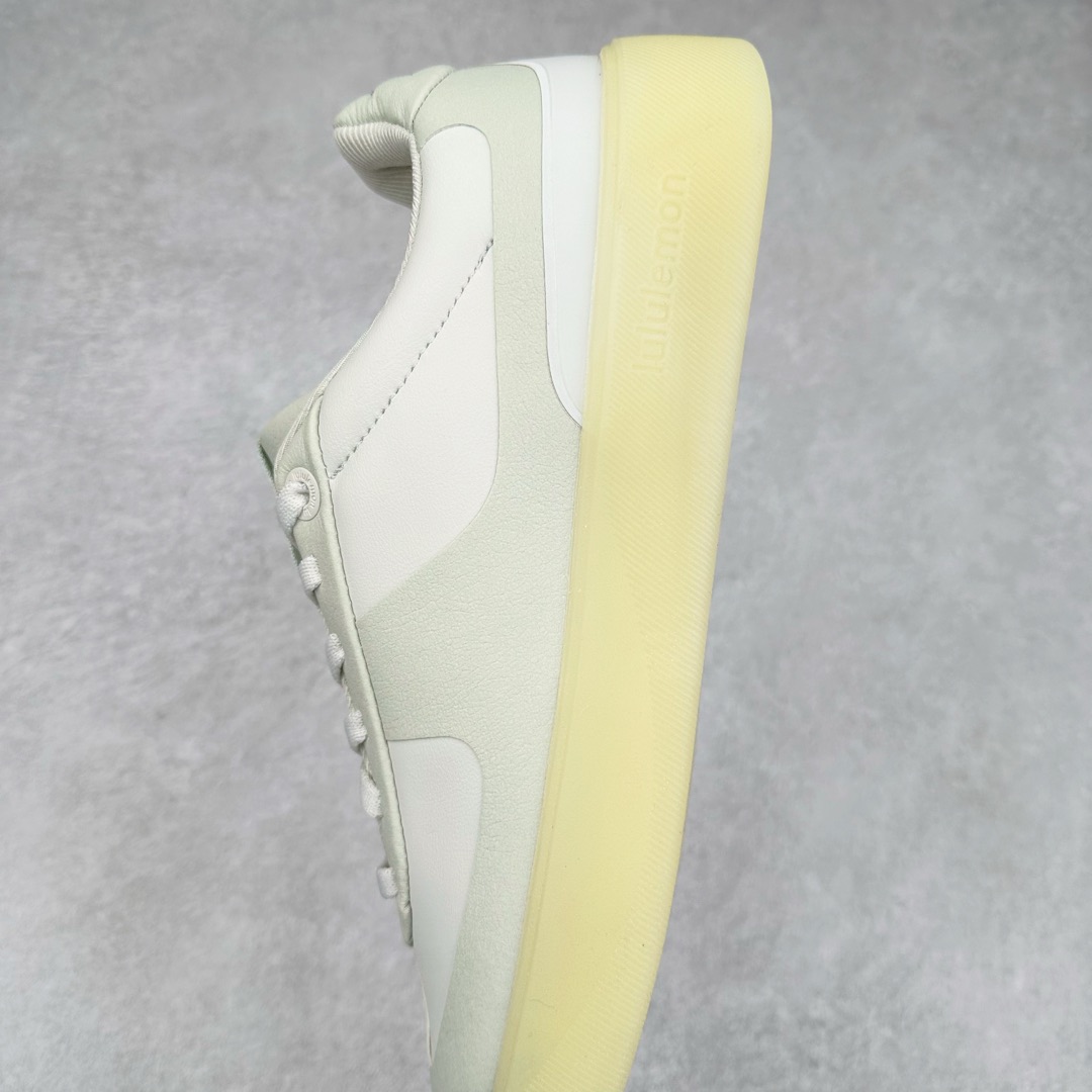 图片[7]-lululemon Cityverse 露露乐檬极简主义减震耐磨低帮生活休闲鞋 Cityverse将运动性能融入经典休闲鞋中，中底提供出色缓震，并贴合足部曲线，带来全天候的舒适感。鞋面采用两种材质拼接，且前半部分采用热熔压胶处理，无任何缝线，保留了鞋身整体性。模制泡沫的鞋垫带来上乘的脚感，在平日休闲穿着时不会磨脚，也能提供轻质软弹的效果。25年来，lululemon一直秉持“感受为先”的设计理念，并相信更好的感受带来更好的表现。此次男鞋的设计亦是如此。投入多年研究，针对男性在不同运动场景中的脚步形态设计了不同鞋履款式。同时，还进行了生物力学与形态学研究，为“他”带来更好的贴合度和感受。尺码：36 36.5 37.5 38 38.5 39 40 40.5 41 42 42.5 43 44 45-选品中心