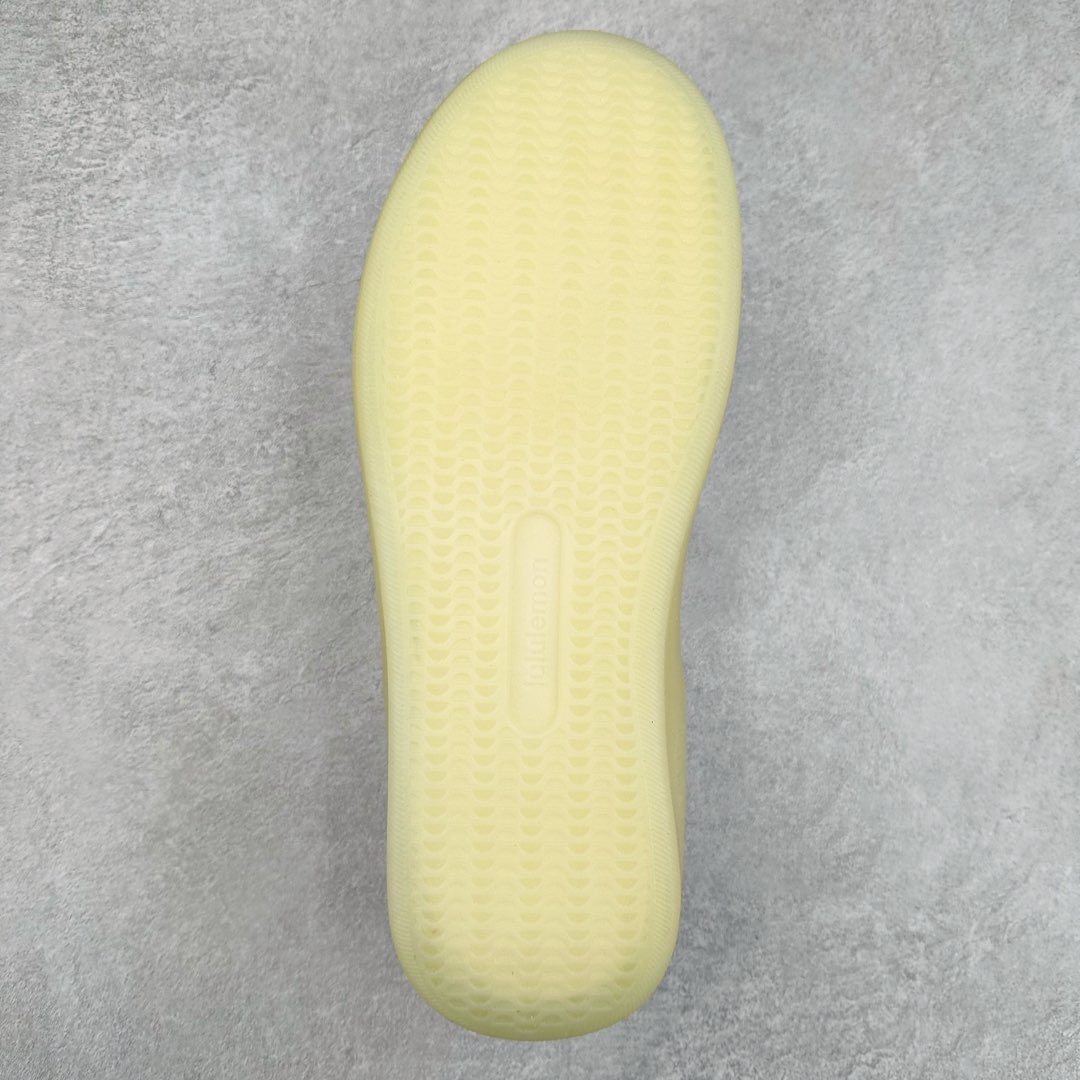 图片[9]-lululemon Cityverse 露露乐檬极简主义减震耐磨低帮生活休闲鞋 Cityverse将运动性能融入经典休闲鞋中，中底提供出色缓震，并贴合足部曲线，带来全天候的舒适感。鞋面采用两种材质拼接，且前半部分采用热熔压胶处理，无任何缝线，保留了鞋身整体性。模制泡沫的鞋垫带来上乘的脚感，在平日休闲穿着时不会磨脚，也能提供轻质软弹的效果。25年来，lululemon一直秉持“感受为先”的设计理念，并相信更好的感受带来更好的表现。此次男鞋的设计亦是如此。投入多年研究，针对男性在不同运动场景中的脚步形态设计了不同鞋履款式。同时，还进行了生物力学与形态学研究，为“他”带来更好的贴合度和感受。尺码：36 36.5 37.5 38 38.5 39 40 40.5 41 42 42.5 43 44 45-选品中心