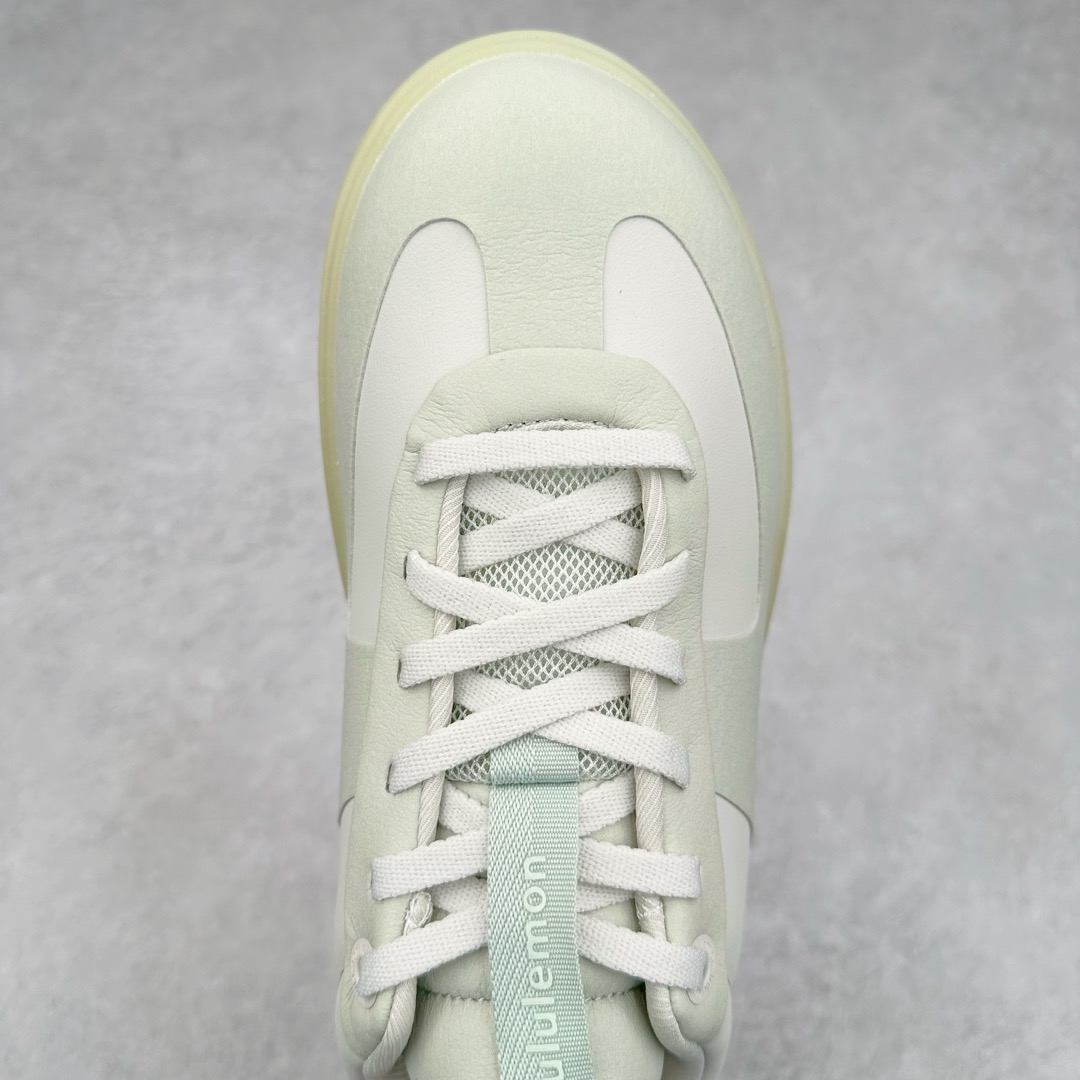 图片[4]-lululemon Cityverse 露露乐檬极简主义减震耐磨低帮生活休闲鞋 Cityverse将运动性能融入经典休闲鞋中，中底提供出色缓震，并贴合足部曲线，带来全天候的舒适感。鞋面采用两种材质拼接，且前半部分采用热熔压胶处理，无任何缝线，保留了鞋身整体性。模制泡沫的鞋垫带来上乘的脚感，在平日休闲穿着时不会磨脚，也能提供轻质软弹的效果。25年来，lululemon一直秉持“感受为先”的设计理念，并相信更好的感受带来更好的表现。此次男鞋的设计亦是如此。投入多年研究，针对男性在不同运动场景中的脚步形态设计了不同鞋履款式。同时，还进行了生物力学与形态学研究，为“他”带来更好的贴合度和感受。尺码：36 36.5 37.5 38 38.5 39 40 40.5 41 42 42.5 43 44 45-选品中心