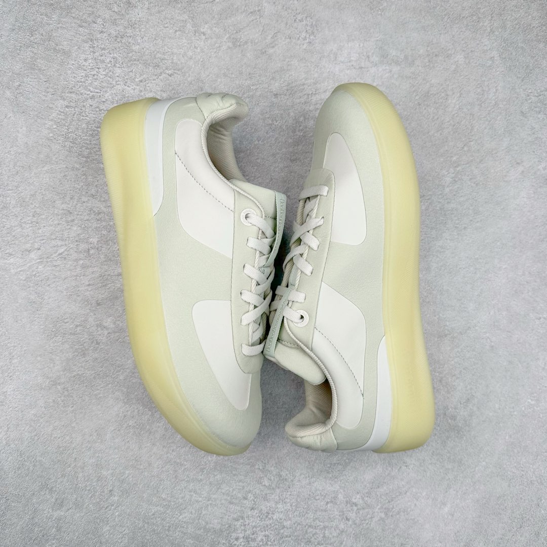 图片[3]-lululemon Cityverse 露露乐檬极简主义减震耐磨低帮生活休闲鞋 Cityverse将运动性能融入经典休闲鞋中，中底提供出色缓震，并贴合足部曲线，带来全天候的舒适感。鞋面采用两种材质拼接，且前半部分采用热熔压胶处理，无任何缝线，保留了鞋身整体性。模制泡沫的鞋垫带来上乘的脚感，在平日休闲穿着时不会磨脚，也能提供轻质软弹的效果。25年来，lululemon一直秉持“感受为先”的设计理念，并相信更好的感受带来更好的表现。此次男鞋的设计亦是如此。投入多年研究，针对男性在不同运动场景中的脚步形态设计了不同鞋履款式。同时，还进行了生物力学与形态学研究，为“他”带来更好的贴合度和感受。尺码：36 36.5 37.5 38 38.5 39 40 40.5 41 42 42.5 43 44 45-选品中心