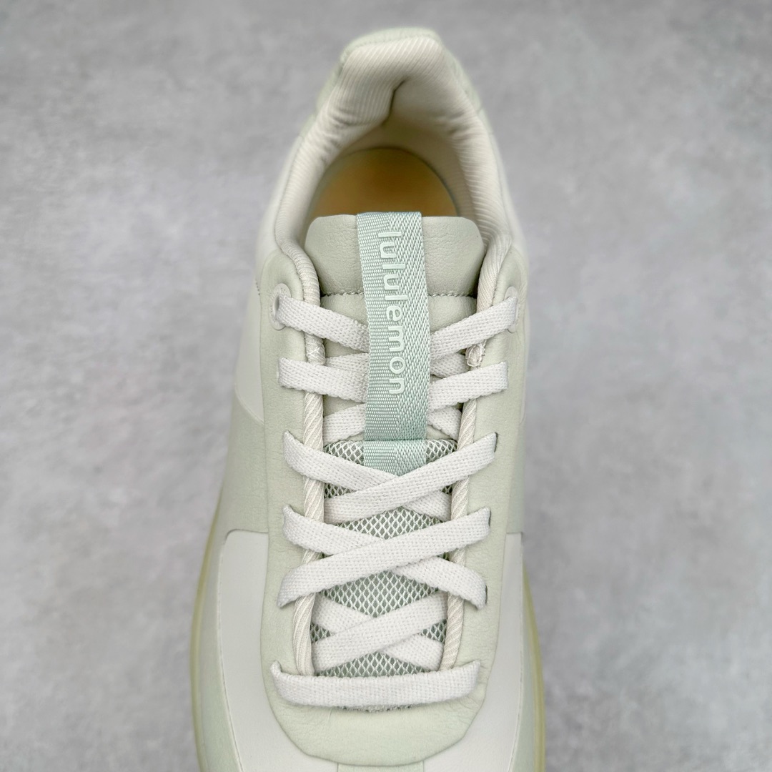 图片[5]-lululemon Cityverse 露露乐檬极简主义减震耐磨低帮生活休闲鞋 Cityverse将运动性能融入经典休闲鞋中，中底提供出色缓震，并贴合足部曲线，带来全天候的舒适感。鞋面采用两种材质拼接，且前半部分采用热熔压胶处理，无任何缝线，保留了鞋身整体性。模制泡沫的鞋垫带来上乘的脚感，在平日休闲穿着时不会磨脚，也能提供轻质软弹的效果。25年来，lululemon一直秉持“感受为先”的设计理念，并相信更好的感受带来更好的表现。此次男鞋的设计亦是如此。投入多年研究，针对男性在不同运动场景中的脚步形态设计了不同鞋履款式。同时，还进行了生物力学与形态学研究，为“他”带来更好的贴合度和感受。尺码：36 36.5 37.5 38 38.5 39 40 40.5 41 42 42.5 43 44 45-选品中心