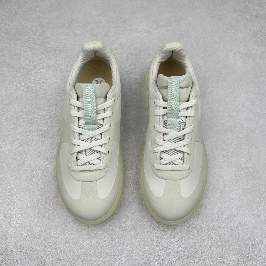 图片[2]-lululemon Cityverse 露露乐檬极简主义减震耐磨低帮生活休闲鞋 Cityverse将运动性能融入经典休闲鞋中，中底提供出色缓震，并贴合足部曲线，带来全天候的舒适感。鞋面采用两种材质拼接，且前半部分采用热熔压胶处理，无任何缝线，保留了鞋身整体性。模制泡沫的鞋垫带来上乘的脚感，在平日休闲穿着时不会磨脚，也能提供轻质软弹的效果。25年来，lululemon一直秉持“感受为先”的设计理念，并相信更好的感受带来更好的表现。此次男鞋的设计亦是如此。投入多年研究，针对男性在不同运动场景中的脚步形态设计了不同鞋履款式。同时，还进行了生物力学与形态学研究，为“他”带来更好的贴合度和感受。尺码：36 36.5 37.5 38 38.5 39 40 40.5 41 42 42.5 43 44 45-选品中心