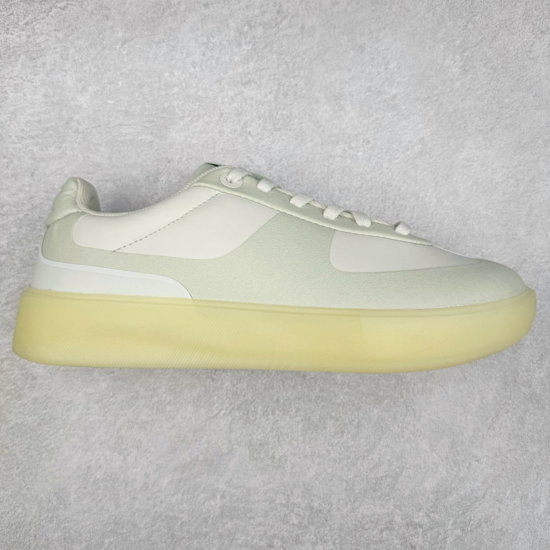 lululemon Cityverse 露露乐檬极简主义减震耐磨低帮生活休闲鞋 Cityverse将运动性能融入经典休闲鞋中，中底提供出色缓震，并贴合足部曲线，带来全天候的舒适感。鞋面采用两种材质拼接，且前半部分采用热熔压胶处理，无任何缝线，保留了鞋身整体性。模制泡沫的鞋垫带来上乘的脚感，在平日休闲穿着时不会磨脚，也能提供轻质软弹的效果。25年来，lululemon一直秉持“感受为先”的设计理念，并相信更好的感受带来更好的表现。此次男鞋的设计亦是如此。投入多年研究，针对男性在不同运动场景中的脚步形态设计了不同鞋履款式。同时，还进行了生物力学与形态学研究，为“他”带来更好的贴合度和感受。尺码：36 36.5 37.5 38 38.5 39 40 40.5 41 42 42.5 43 44 45-选品中心