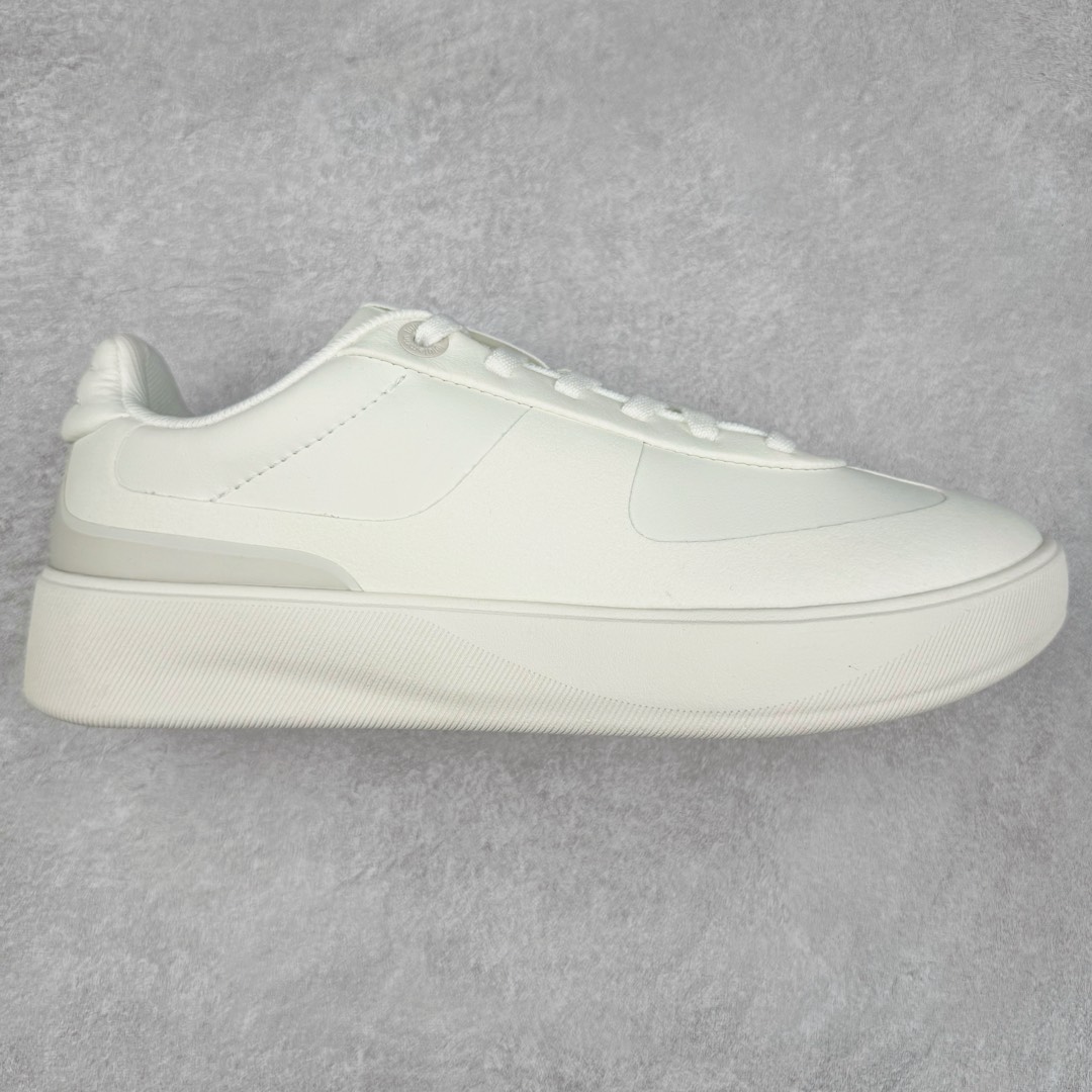 lululemon Cityverse 露露乐檬极简主义减震耐磨低帮生活休闲鞋 Cityverse将运动性能融入经典休闲鞋中，中底提供出色缓震，并贴合足部曲线，带来全天候的舒适感。鞋面采用两种材质拼接，且前半部分采用热熔压胶处理，无任何缝线，保留了鞋身整体性。模制泡沫的鞋垫带来上乘的脚感，在平日休闲穿着时不会磨脚，也能提供轻质软弹的效果。25年来，lululemon一直秉持“感受为先”的设计理念，并相信更好的感受带来更好的表现。此次男鞋的设计亦是如此。投入多年研究，针对男性在不同运动场景中的脚步形态设计了不同鞋履款式。同时，还进行了生物力学与形态学研究，为“他”带来更好的贴合度和感受。尺码：36 36.5 37.5 38 38.5 39 40 40.5 41 42 42.5 43 44 45-选品中心