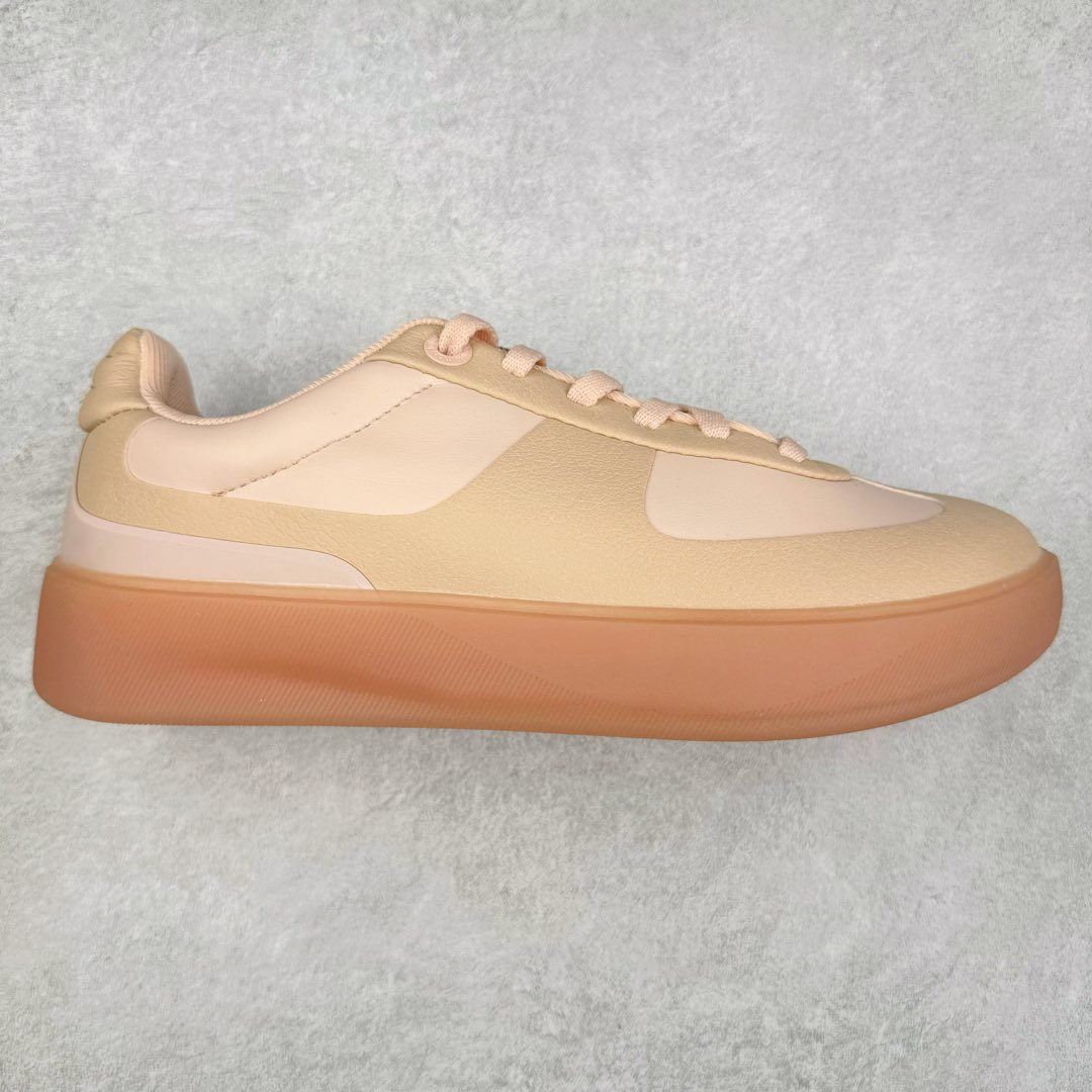 lululemon Cityverse 露露乐檬极简主义减震耐磨低帮生活休闲鞋 Cityverse将运动性能融入经典休闲鞋中，中底提供出色缓震，并贴合足部曲线，带来全天候的舒适感。鞋面采用两种材质拼接，且前半部分采用热熔压胶处理，无任何缝线，保留了鞋身整体性。模制泡沫的鞋垫带来上乘的脚感，在平日休闲穿着时不会磨脚，也能提供轻质软弹的效果。25年来，lululemon一直秉持“感受为先”的设计理念，并相信更好的感受带来更好的表现。此次男鞋的设计亦是如此。投入多年研究，针对男性在不同运动场景中的脚步形态设计了不同鞋履款式。同时，还进行了生物力学与形态学研究，为“他”带来更好的贴合度和感受。尺码：36 36.5 37.5 38 38.5 39 40 40.5 41 42 42.5 43 44 45-选品中心