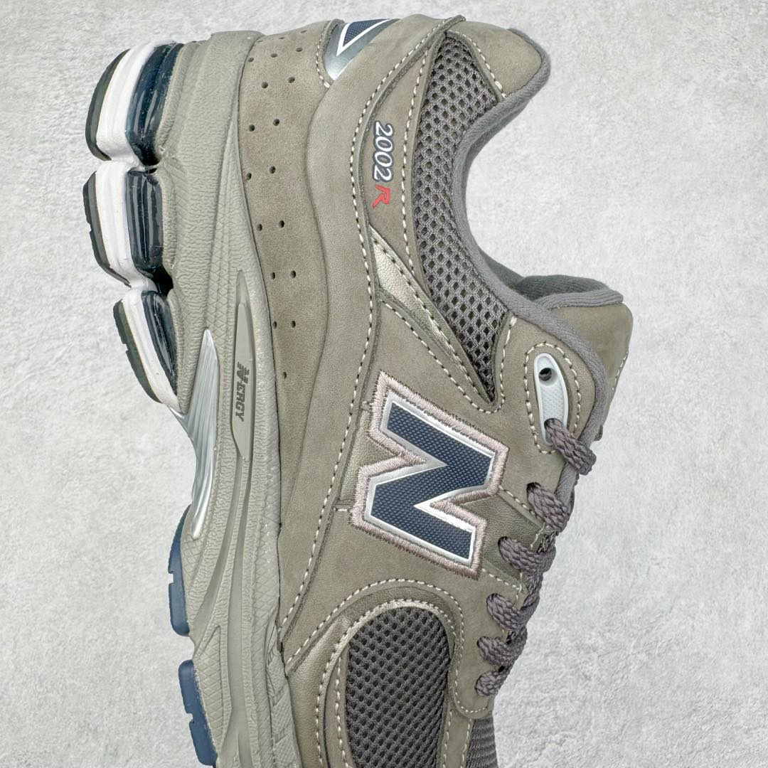 图片[6]-＃GT纯原 New Balance M2002R 新百伦潮流复古织物皮革减震防滑耐磨轻便低帮跑步鞋 基于市场现有版本全新升级调整 NB市场最强产物 全套原楦原纸板原厂数据开发 全鞋电脑针车加持 原厂网布 原装进口头层翻毛皮料正确绒感卡色 正确中底拉帮中底网布细节 一比一手工擦旧效果 冲裁组合 匠心打造 耗时两个月开发完成 工艺极其复杂难度可想而知 新开独立私模大底 全网唯一正确做旧组合大底 高端零售专供产物 尺码：36 37 37.5 38 38.5 39.5 40 40.5 41.5 42 42.5 43 44 44.5 45 45.5 46.5-选品中心