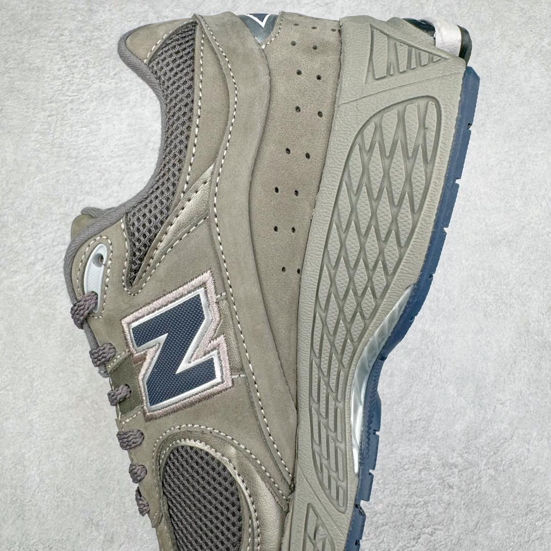 图片[7]-＃GT纯原 New Balance M2002R 新百伦潮流复古织物皮革减震防滑耐磨轻便低帮跑步鞋 基于市场现有版本全新升级调整 NB市场最强产物 全套原楦原纸板原厂数据开发 全鞋电脑针车加持 原厂网布 原装进口头层翻毛皮料正确绒感卡色 正确中底拉帮中底网布细节 一比一手工擦旧效果 冲裁组合 匠心打造 耗时两个月开发完成 工艺极其复杂难度可想而知 新开独立私模大底 全网唯一正确做旧组合大底 高端零售专供产物 尺码：36 37 37.5 38 38.5 39.5 40 40.5 41.5 42 42.5 43 44 44.5 45 45.5 46.5-选品中心