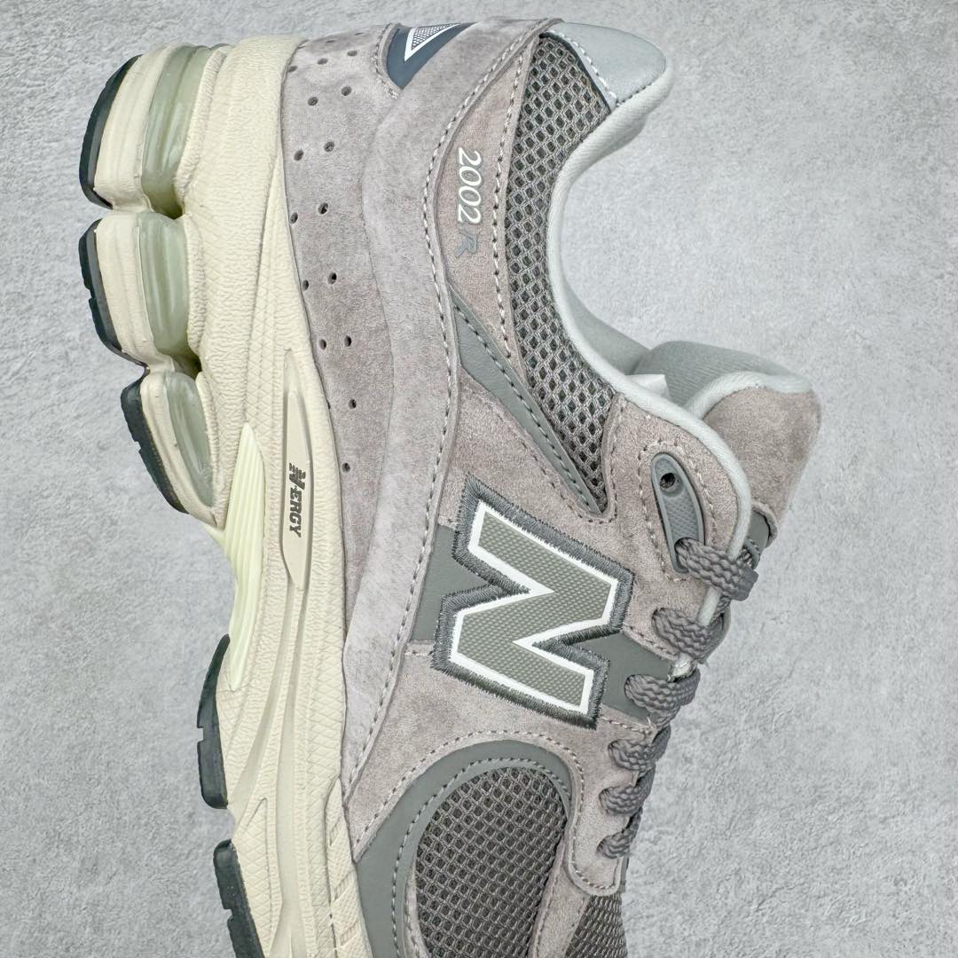 图片[6]-＃GT纯原 New Balance M2002R 新百伦潮流复古织物皮革减震防滑耐磨轻便低帮跑步鞋 基于市场现有版本全新升级调整 NB市场最强产物 全套原楦原纸板原厂数据开发 全鞋电脑针车加持 原厂网布 原装进口头层翻毛皮料正确绒感卡色 正确中底拉帮中底网布细节 一比一手工擦旧效果 冲裁组合 匠心打造 耗时两个月开发完成 工艺极其复杂难度可想而知 新开独立私模大底 全网唯一正确做旧组合大底 高端零售专供产物 尺码：36 37 37.5 38 38.5 39.5 40 40.5 41.5 42 42.5 43 44 44.5 45 45.5 46.5-选品中心