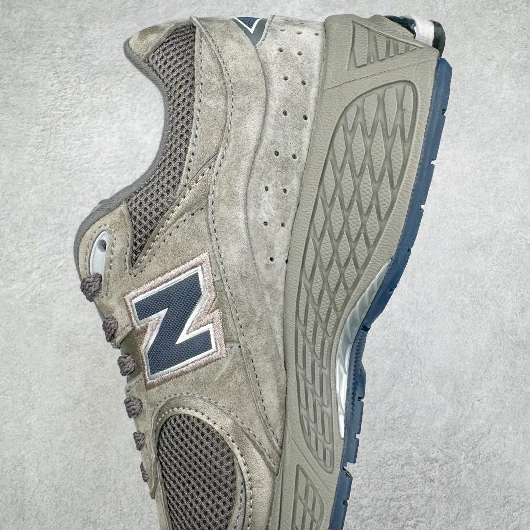 图片[7]-＃GT纯原 New Balance M2002R 新百伦潮流复古织物皮革减震防滑耐磨轻便低帮跑步鞋 基于市场现有版本全新升级调整 NB市场最强产物 全套原楦原纸板原厂数据开发 全鞋电脑针车加持 原厂网布 原装进口头层翻毛皮料正确绒感卡色 正确中底拉帮中底网布细节 一比一手工擦旧效果 冲裁组合 匠心打造 耗时两个月开发完成 工艺极其复杂难度可想而知 新开独立私模大底 全网唯一正确做旧组合大底 高端零售专供产物 尺码：36 37 37.5 38 38.5 39.5 40 40.5 41.5 42 42.5 43 44 44.5 45 45.5 46.5-选品中心