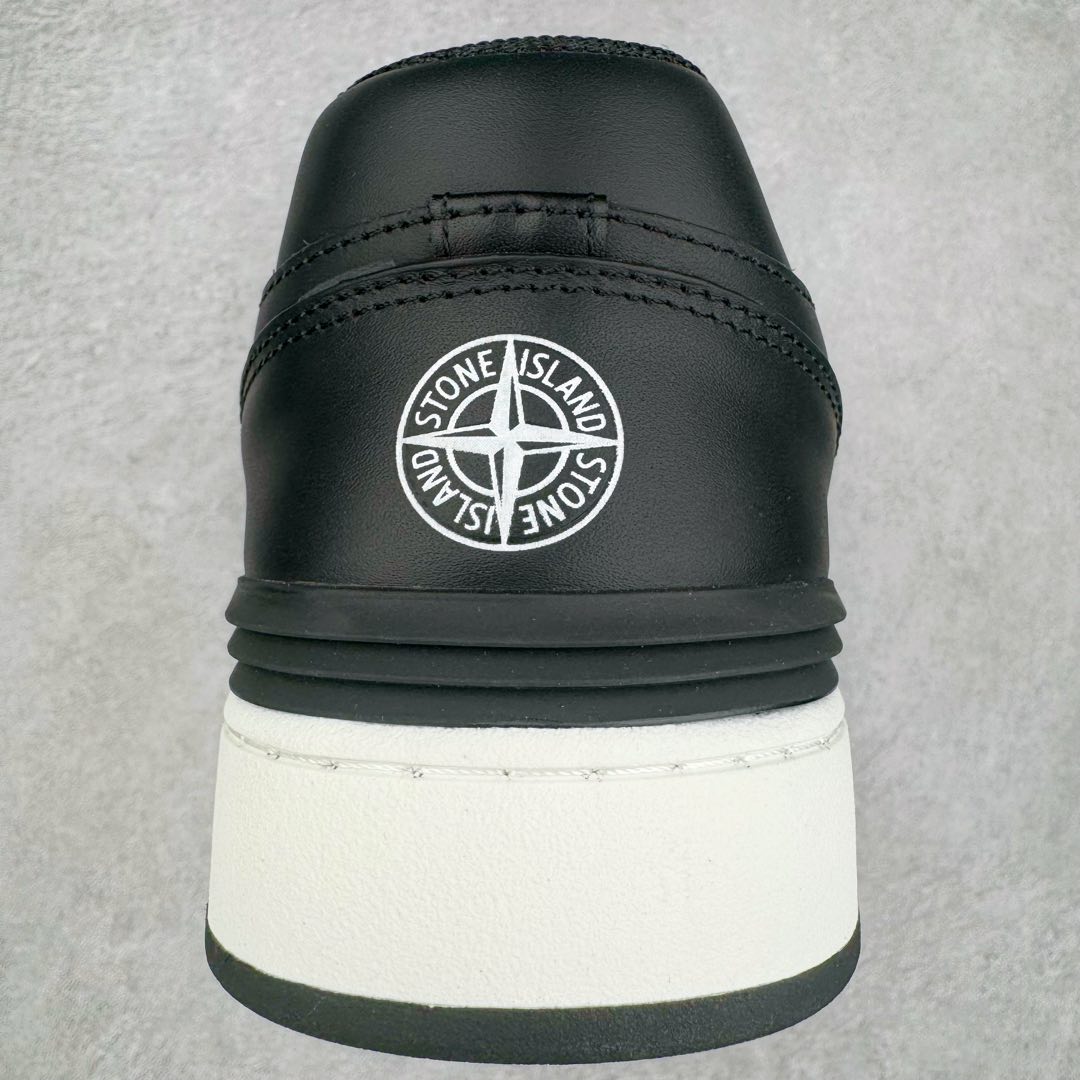 图片[8]-＃零售版 STONE ISLAND x Dior B57系列 石头岛联名迪奥情侣款休闲运动鞋CD滑板鞋 原版购入开发 这款B57中帮运动鞋是二零二四春季男装系列新品 重新诠释篮球鞋设计 成为 Dior 的经典单品 采用灰色和白色光滑牛皮革精心制作 侧面饰以米色和黑色 Oblique 印花标志 鞋舌、鞋底和后侧饰以各种特色细节提升格调 而孔眼细节、缉面线和橡胶镶片更是突显其运动风格的动感魅力 带有双色橡胶鞋底 可搭配各式服饰 打造精致造型 尺码：35-46-选品中心