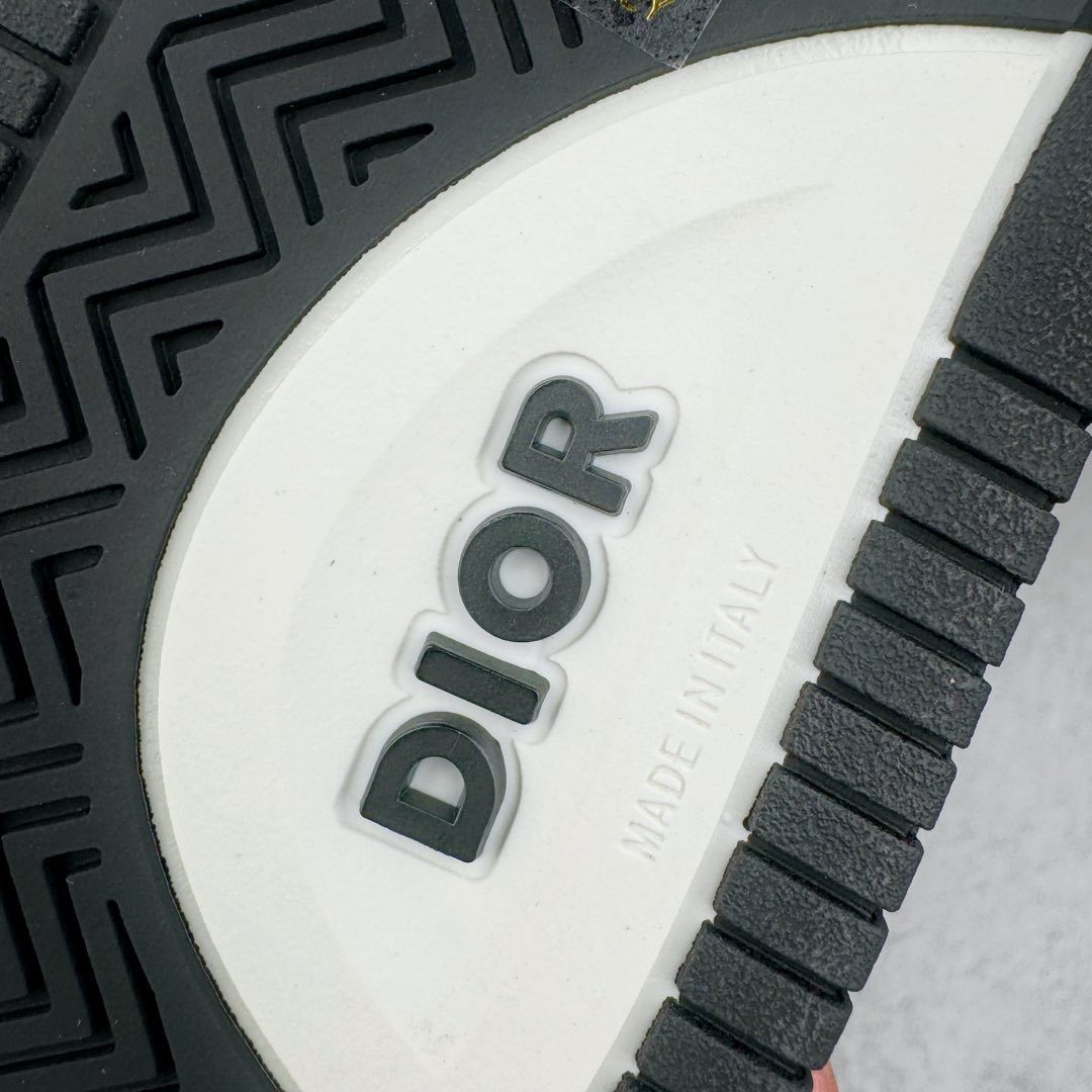 图片[17]-＃零售版 STONE ISLAND x Dior B57系列 石头岛联名迪奥情侣款休闲运动鞋CD滑板鞋 原版购入开发 这款B57中帮运动鞋是二零二四春季男装系列新品 重新诠释篮球鞋设计 成为 Dior 的经典单品 采用灰色和白色光滑牛皮革精心制作 侧面饰以米色和黑色 Oblique 印花标志 鞋舌、鞋底和后侧饰以各种特色细节提升格调 而孔眼细节、缉面线和橡胶镶片更是突显其运动风格的动感魅力 带有双色橡胶鞋底 可搭配各式服饰 打造精致造型 尺码：35-46-选品中心