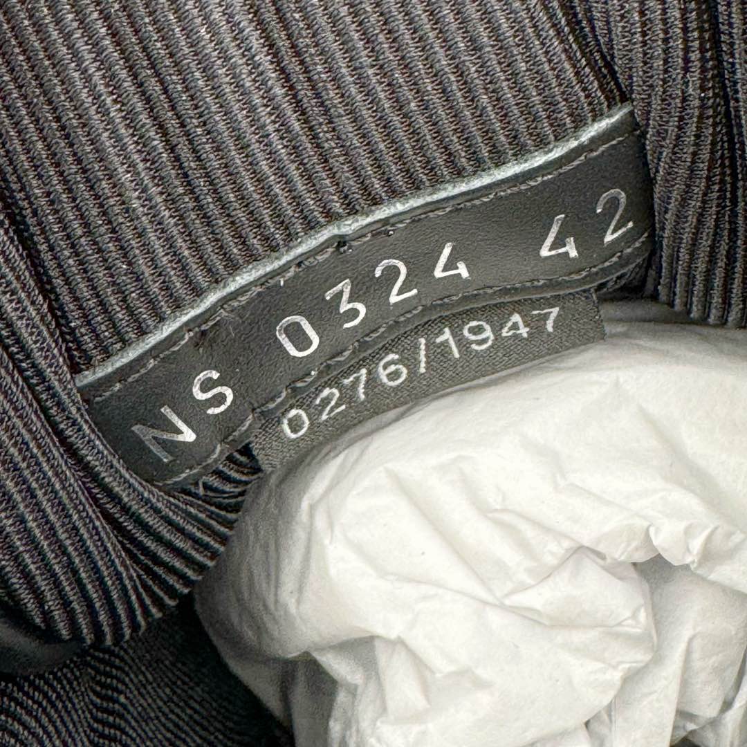 图片[10]-＃零售版 STONE ISLAND x Dior B57系列 石头岛联名迪奥情侣款休闲运动鞋CD滑板鞋 原版购入开发 这款B57中帮运动鞋是二零二四春季男装系列新品 重新诠释篮球鞋设计 成为 Dior 的经典单品 采用灰色和白色光滑牛皮革精心制作 侧面饰以米色和黑色 Oblique 印花标志 鞋舌、鞋底和后侧饰以各种特色细节提升格调 而孔眼细节、缉面线和橡胶镶片更是突显其运动风格的动感魅力 带有双色橡胶鞋底 可搭配各式服饰 打造精致造型 尺码：35-46-选品中心