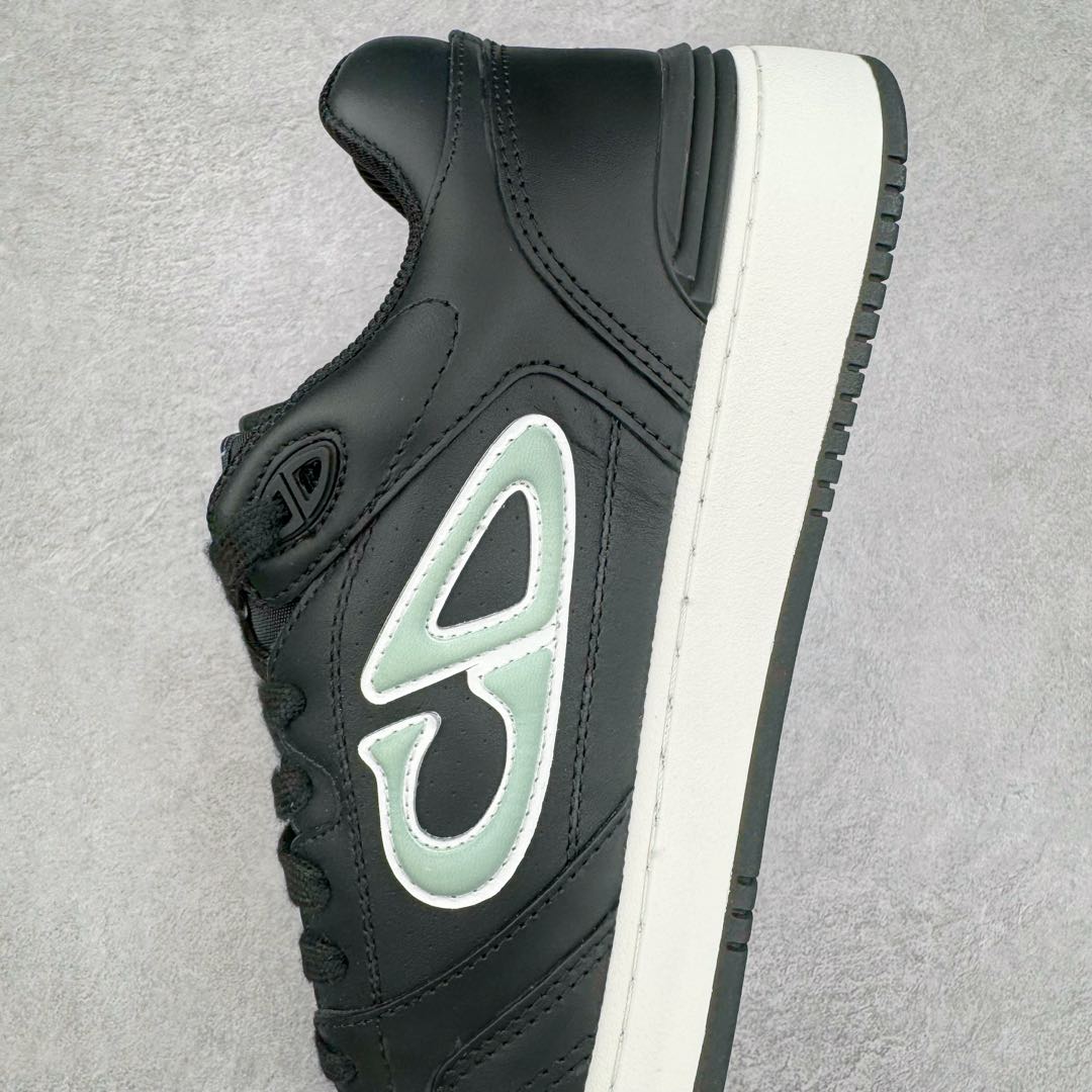 图片[7]-＃零售版 STONE ISLAND x Dior B57系列 石头岛联名迪奥情侣款休闲运动鞋CD滑板鞋 原版购入开发 这款B57中帮运动鞋是二零二四春季男装系列新品 重新诠释篮球鞋设计 成为 Dior 的经典单品 采用灰色和白色光滑牛皮革精心制作 侧面饰以米色和黑色 Oblique 印花标志 鞋舌、鞋底和后侧饰以各种特色细节提升格调 而孔眼细节、缉面线和橡胶镶片更是突显其运动风格的动感魅力 带有双色橡胶鞋底 可搭配各式服饰 打造精致造型 尺码：35-46-选品中心