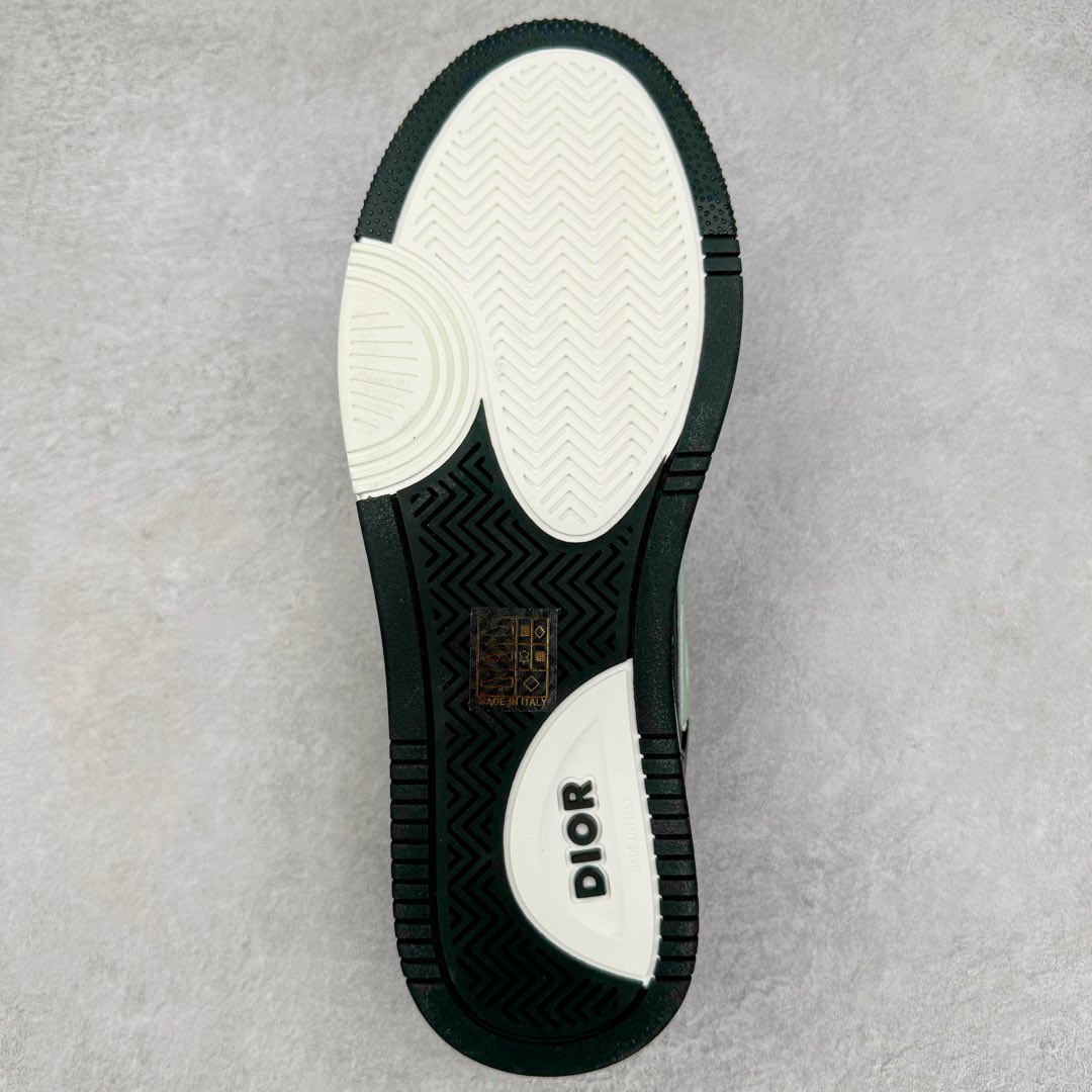 图片[9]-＃零售版 STONE ISLAND x Dior B57系列 石头岛联名迪奥情侣款休闲运动鞋CD滑板鞋 原版购入开发 这款B57中帮运动鞋是二零二四春季男装系列新品 重新诠释篮球鞋设计 成为 Dior 的经典单品 采用灰色和白色光滑牛皮革精心制作 侧面饰以米色和黑色 Oblique 印花标志 鞋舌、鞋底和后侧饰以各种特色细节提升格调 而孔眼细节、缉面线和橡胶镶片更是突显其运动风格的动感魅力 带有双色橡胶鞋底 可搭配各式服饰 打造精致造型 尺码：35-46-选品中心