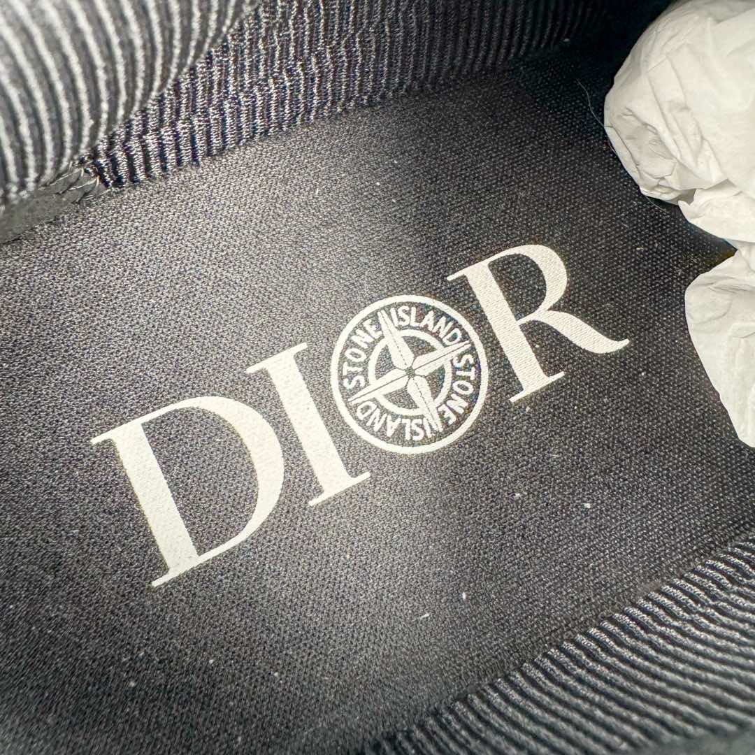 图片[11]-＃零售版 STONE ISLAND x Dior B57系列 石头岛联名迪奥情侣款休闲运动鞋CD滑板鞋 原版购入开发 这款B57中帮运动鞋是二零二四春季男装系列新品 重新诠释篮球鞋设计 成为 Dior 的经典单品 采用灰色和白色光滑牛皮革精心制作 侧面饰以米色和黑色 Oblique 印花标志 鞋舌、鞋底和后侧饰以各种特色细节提升格调 而孔眼细节、缉面线和橡胶镶片更是突显其运动风格的动感魅力 带有双色橡胶鞋底 可搭配各式服饰 打造精致造型 尺码：35-46-选品中心