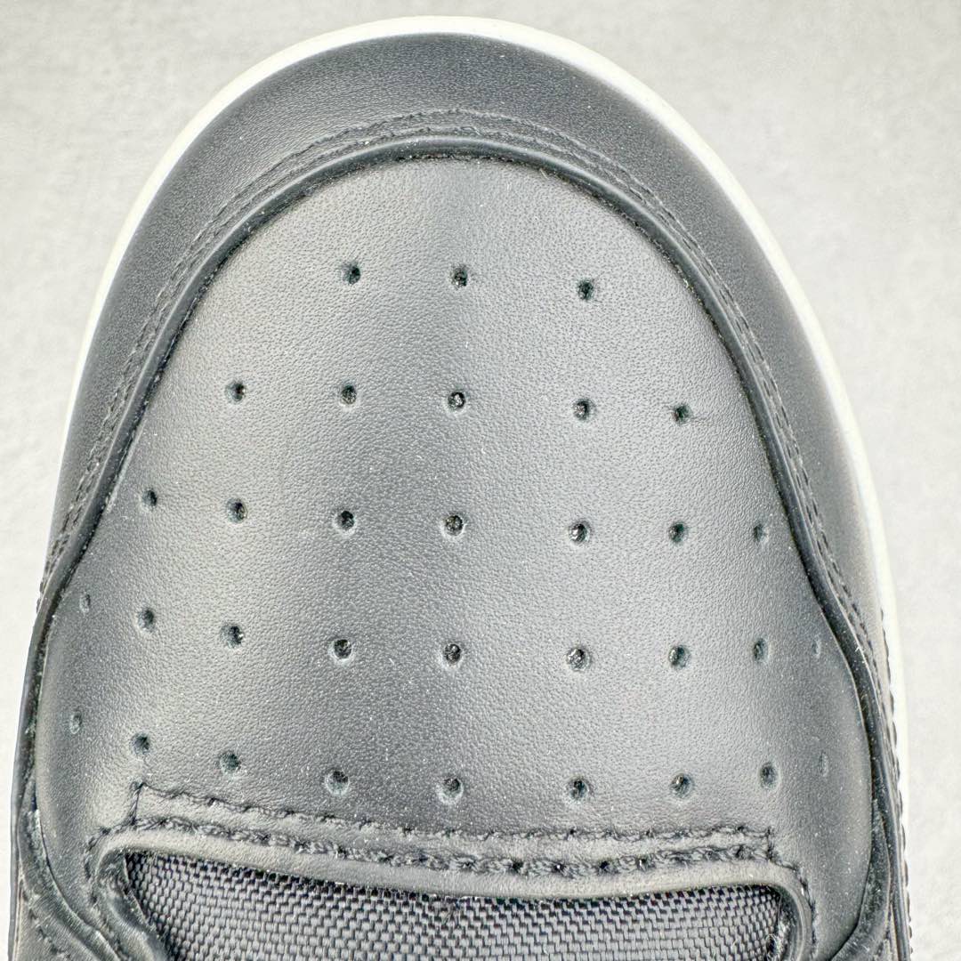 图片[13]-＃零售版 STONE ISLAND x Dior B57系列 石头岛联名迪奥情侣款休闲运动鞋CD滑板鞋 原版购入开发 这款B57中帮运动鞋是二零二四春季男装系列新品 重新诠释篮球鞋设计 成为 Dior 的经典单品 采用灰色和白色光滑牛皮革精心制作 侧面饰以米色和黑色 Oblique 印花标志 鞋舌、鞋底和后侧饰以各种特色细节提升格调 而孔眼细节、缉面线和橡胶镶片更是突显其运动风格的动感魅力 带有双色橡胶鞋底 可搭配各式服饰 打造精致造型 尺码：35-46-选品中心