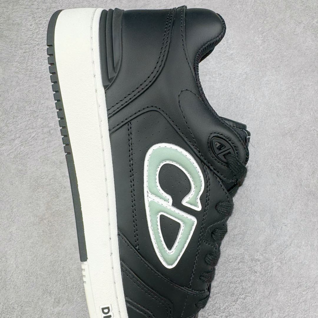 图片[6]-＃零售版 STONE ISLAND x Dior B57系列 石头岛联名迪奥情侣款休闲运动鞋CD滑板鞋 原版购入开发 这款B57中帮运动鞋是二零二四春季男装系列新品 重新诠释篮球鞋设计 成为 Dior 的经典单品 采用灰色和白色光滑牛皮革精心制作 侧面饰以米色和黑色 Oblique 印花标志 鞋舌、鞋底和后侧饰以各种特色细节提升格调 而孔眼细节、缉面线和橡胶镶片更是突显其运动风格的动感魅力 带有双色橡胶鞋底 可搭配各式服饰 打造精致造型 尺码：35-46-选品中心