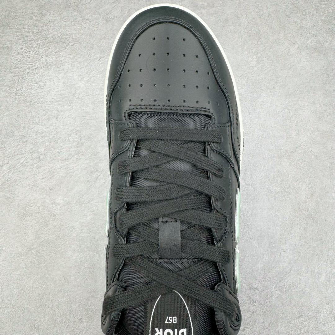 图片[4]-＃零售版 STONE ISLAND x Dior B57系列 石头岛联名迪奥情侣款休闲运动鞋CD滑板鞋 原版购入开发 这款B57中帮运动鞋是二零二四春季男装系列新品 重新诠释篮球鞋设计 成为 Dior 的经典单品 采用灰色和白色光滑牛皮革精心制作 侧面饰以米色和黑色 Oblique 印花标志 鞋舌、鞋底和后侧饰以各种特色细节提升格调 而孔眼细节、缉面线和橡胶镶片更是突显其运动风格的动感魅力 带有双色橡胶鞋底 可搭配各式服饰 打造精致造型 尺码：35-46-选品中心