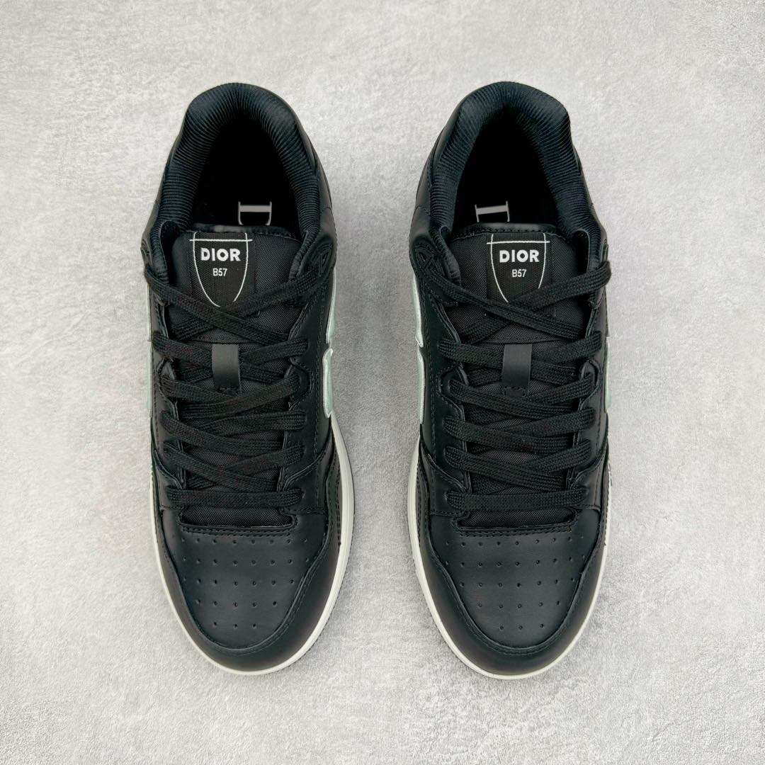 图片[2]-＃零售版 STONE ISLAND x Dior B57系列 石头岛联名迪奥情侣款休闲运动鞋CD滑板鞋 原版购入开发 这款B57中帮运动鞋是二零二四春季男装系列新品 重新诠释篮球鞋设计 成为 Dior 的经典单品 采用灰色和白色光滑牛皮革精心制作 侧面饰以米色和黑色 Oblique 印花标志 鞋舌、鞋底和后侧饰以各种特色细节提升格调 而孔眼细节、缉面线和橡胶镶片更是突显其运动风格的动感魅力 带有双色橡胶鞋底 可搭配各式服饰 打造精致造型 尺码：35-46-选品中心