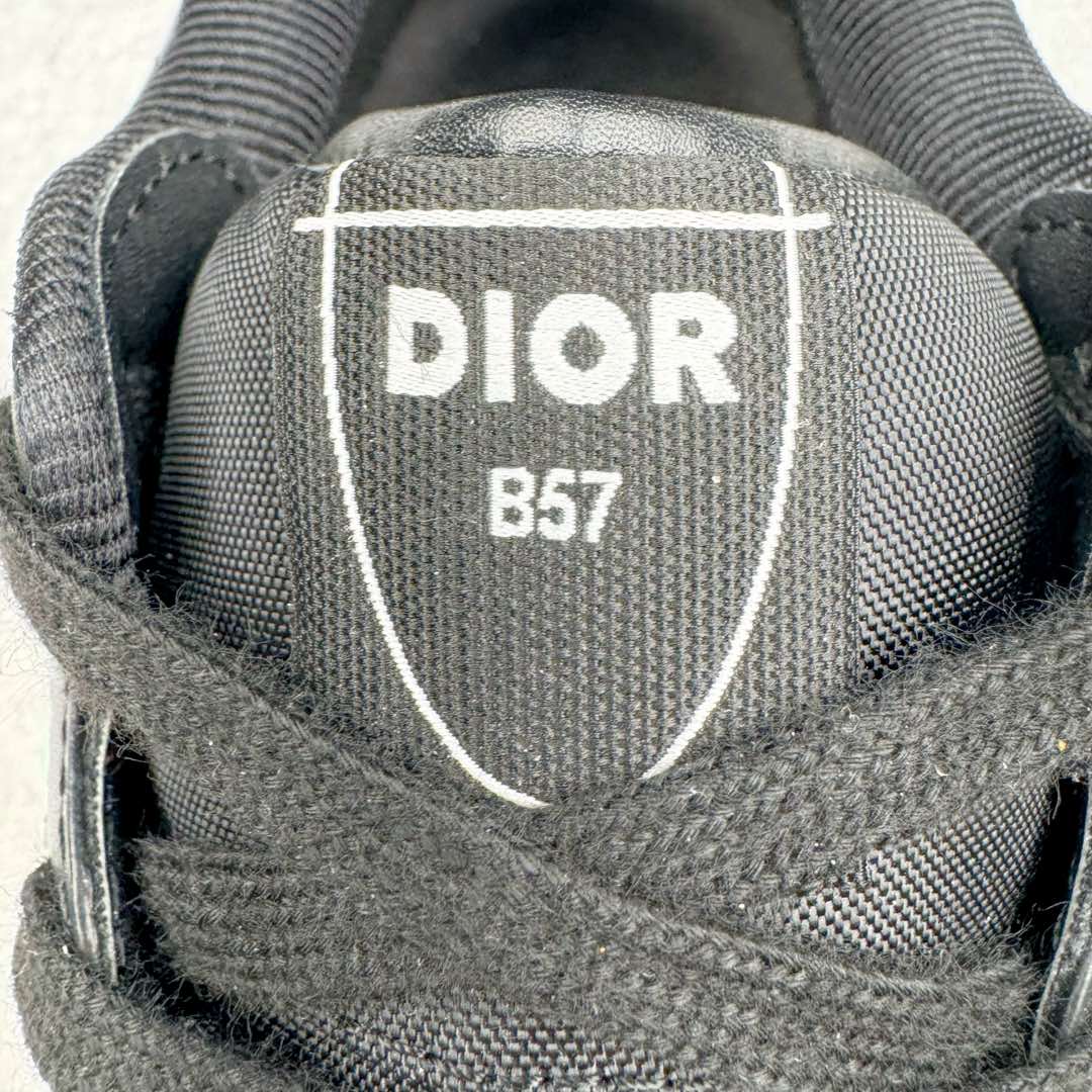 图片[12]-＃零售版 STONE ISLAND x Dior B57系列 石头岛联名迪奥情侣款休闲运动鞋CD滑板鞋 原版购入开发 这款B57中帮运动鞋是二零二四春季男装系列新品 重新诠释篮球鞋设计 成为 Dior 的经典单品 采用灰色和白色光滑牛皮革精心制作 侧面饰以米色和黑色 Oblique 印花标志 鞋舌、鞋底和后侧饰以各种特色细节提升格调 而孔眼细节、缉面线和橡胶镶片更是突显其运动风格的动感魅力 带有双色橡胶鞋底 可搭配各式服饰 打造精致造型 尺码：35-46-选品中心