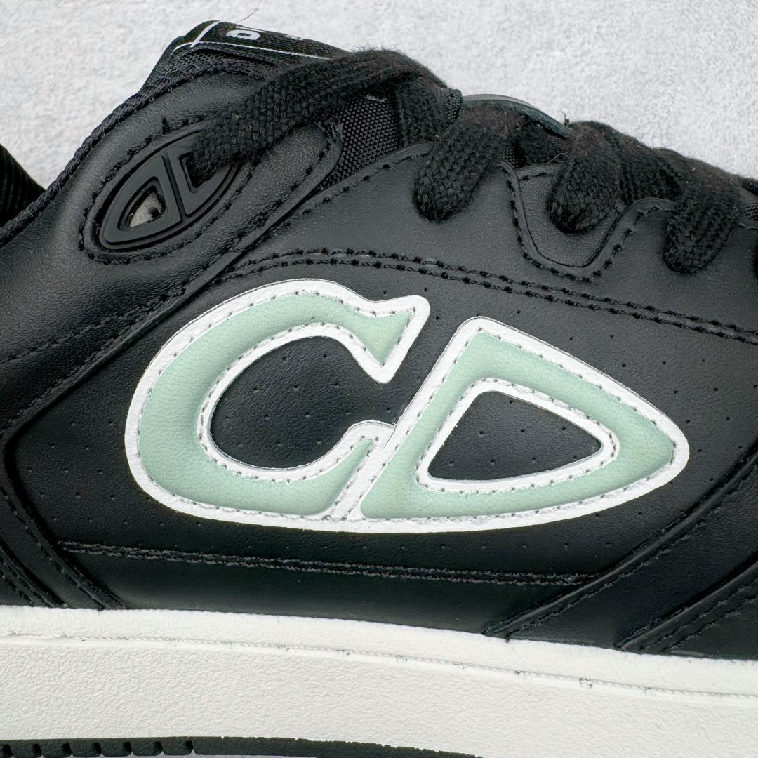 图片[15]-＃零售版 STONE ISLAND x Dior B57系列 石头岛联名迪奥情侣款休闲运动鞋CD滑板鞋 原版购入开发 这款B57中帮运动鞋是二零二四春季男装系列新品 重新诠释篮球鞋设计 成为 Dior 的经典单品 采用灰色和白色光滑牛皮革精心制作 侧面饰以米色和黑色 Oblique 印花标志 鞋舌、鞋底和后侧饰以各种特色细节提升格调 而孔眼细节、缉面线和橡胶镶片更是突显其运动风格的动感魅力 带有双色橡胶鞋底 可搭配各式服饰 打造精致造型 尺码：35-46-选品中心