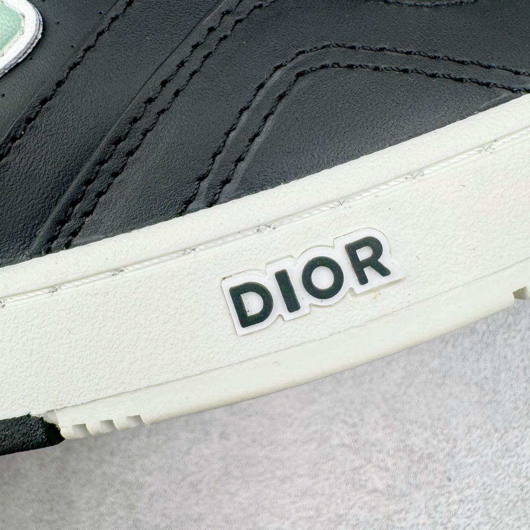 图片[16]-＃零售版 STONE ISLAND x Dior B57系列 石头岛联名迪奥情侣款休闲运动鞋CD滑板鞋 原版购入开发 这款B57中帮运动鞋是二零二四春季男装系列新品 重新诠释篮球鞋设计 成为 Dior 的经典单品 采用灰色和白色光滑牛皮革精心制作 侧面饰以米色和黑色 Oblique 印花标志 鞋舌、鞋底和后侧饰以各种特色细节提升格调 而孔眼细节、缉面线和橡胶镶片更是突显其运动风格的动感魅力 带有双色橡胶鞋底 可搭配各式服饰 打造精致造型 尺码：35-46-选品中心