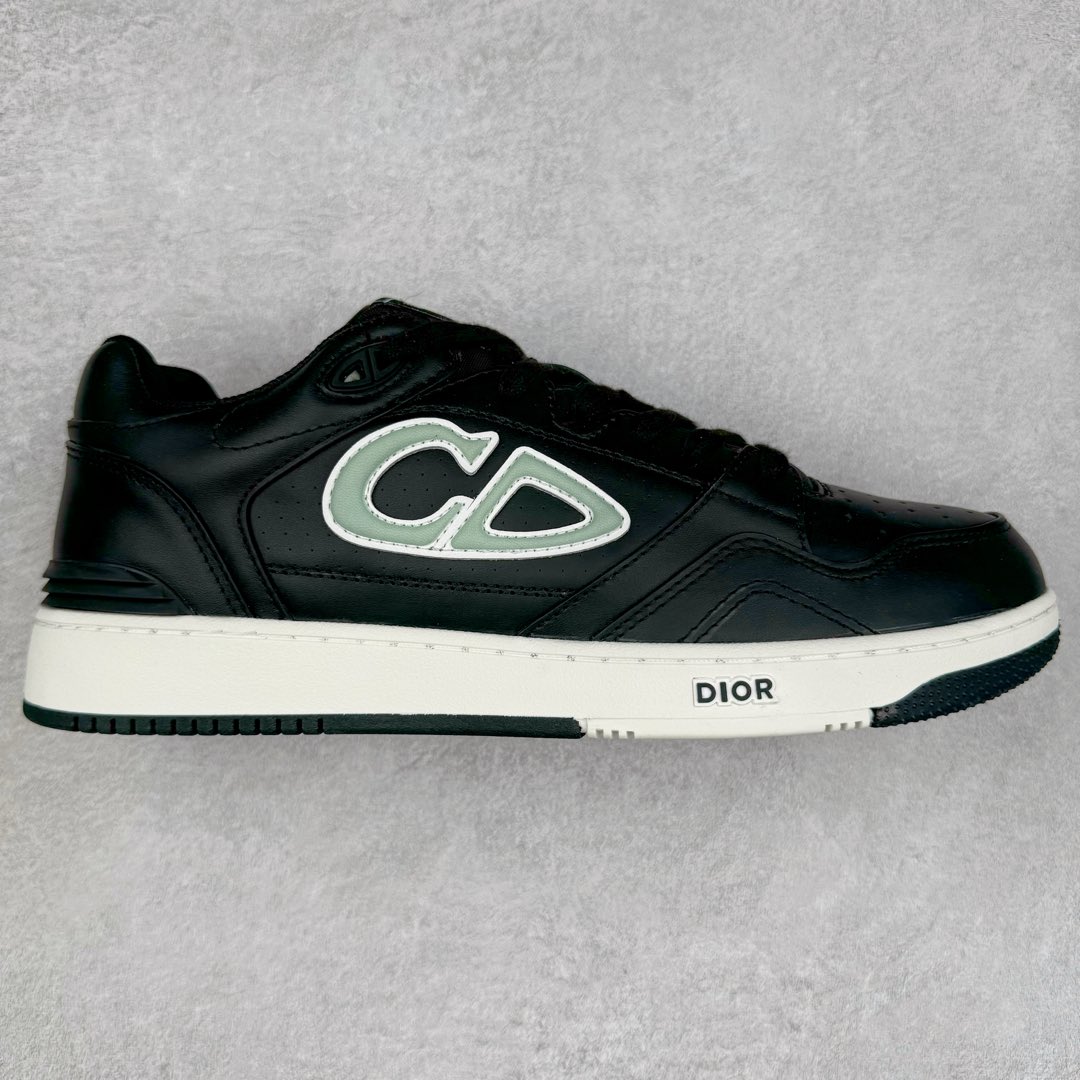 ＃零售版 STONE ISLAND x Dior B57系列 石头岛联名迪奥情侣款休闲运动鞋CD滑板鞋 原版购入开发 这款B57中帮运动鞋是二零二四春季男装系列新品 重新诠释篮球鞋设计 成为 Dior 的经典单品 采用灰色和白色光滑牛皮革精心制作 侧面饰以米色和黑色 Oblique 印花标志 鞋舌、鞋底和后侧饰以各种特色细节提升格调 而孔眼细节、缉面线和橡胶镶片更是突显其运动风格的动感魅力 带有双色橡胶鞋底 可搭配各式服饰 打造精致造型 尺码：35-46-选品中心