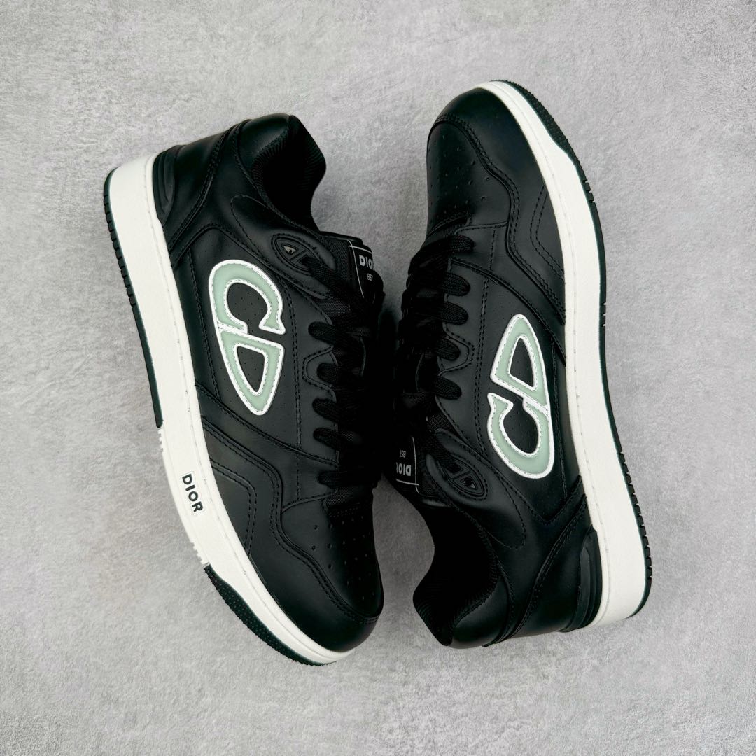 图片[3]-＃零售版 STONE ISLAND x Dior B57系列 石头岛联名迪奥情侣款休闲运动鞋CD滑板鞋 原版购入开发 这款B57中帮运动鞋是二零二四春季男装系列新品 重新诠释篮球鞋设计 成为 Dior 的经典单品 采用灰色和白色光滑牛皮革精心制作 侧面饰以米色和黑色 Oblique 印花标志 鞋舌、鞋底和后侧饰以各种特色细节提升格调 而孔眼细节、缉面线和橡胶镶片更是突显其运动风格的动感魅力 带有双色橡胶鞋底 可搭配各式服饰 打造精致造型 尺码：35-46-选品中心